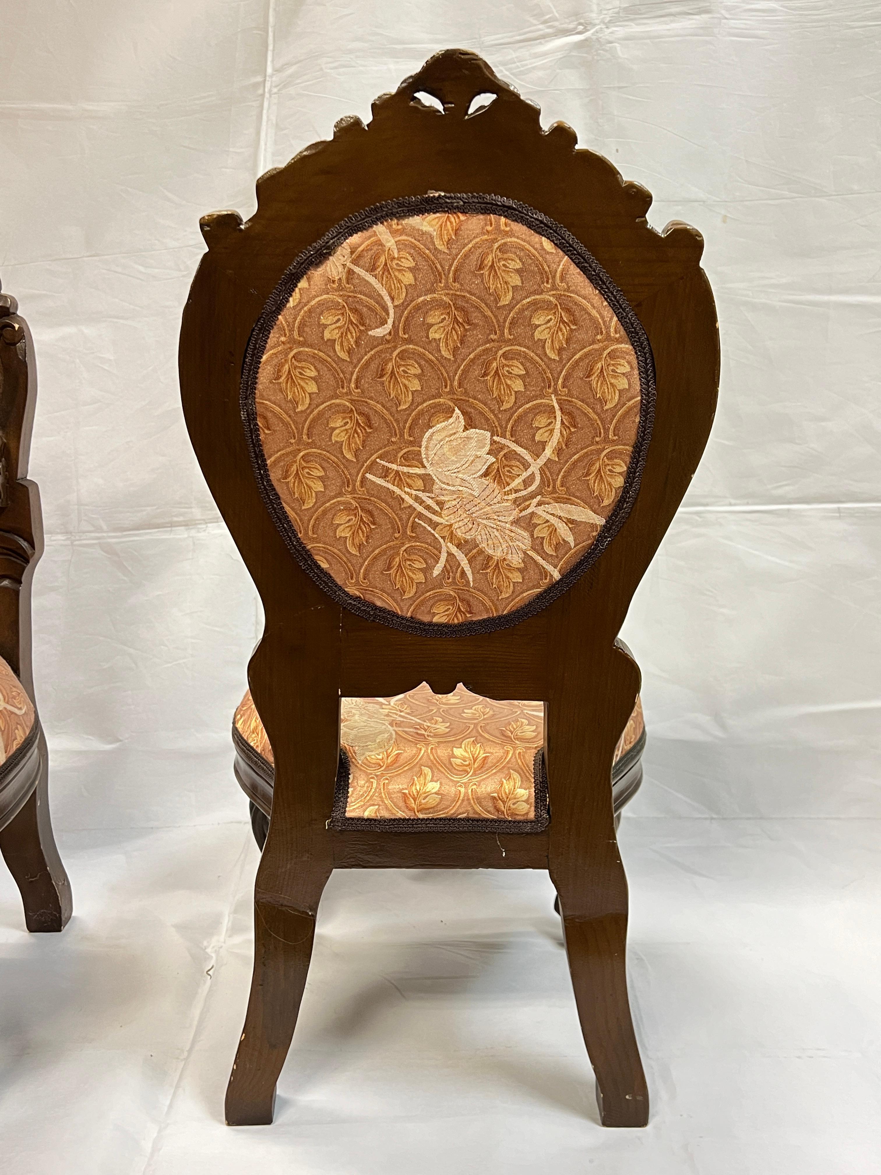 Stile vittoriano  Set di divani e sedie per bambini intagliate e imbottite in vendita 1