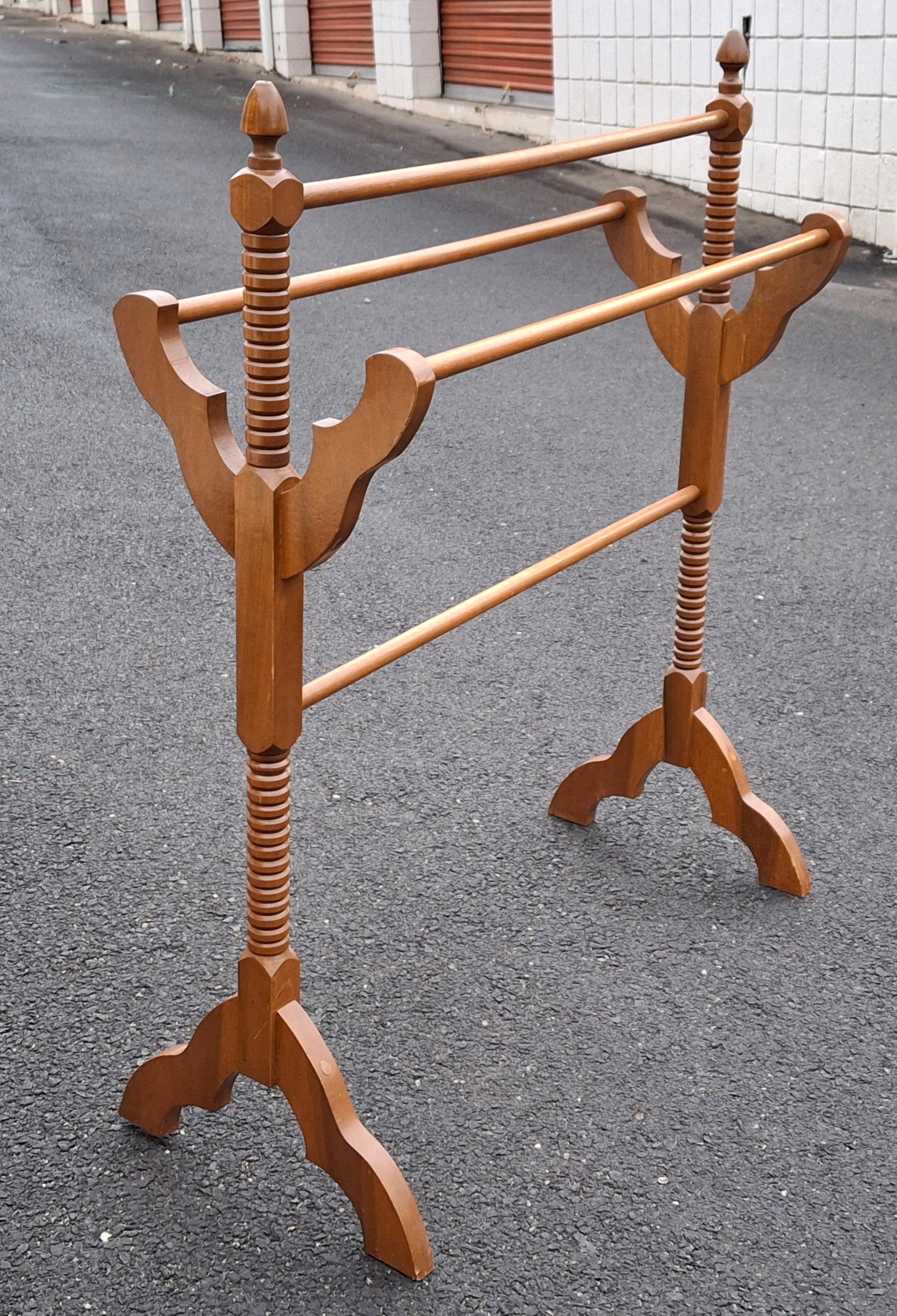 Support à courtepointe en acajou sculpté de style victorien. Très robuste et stable.
Mesure 33