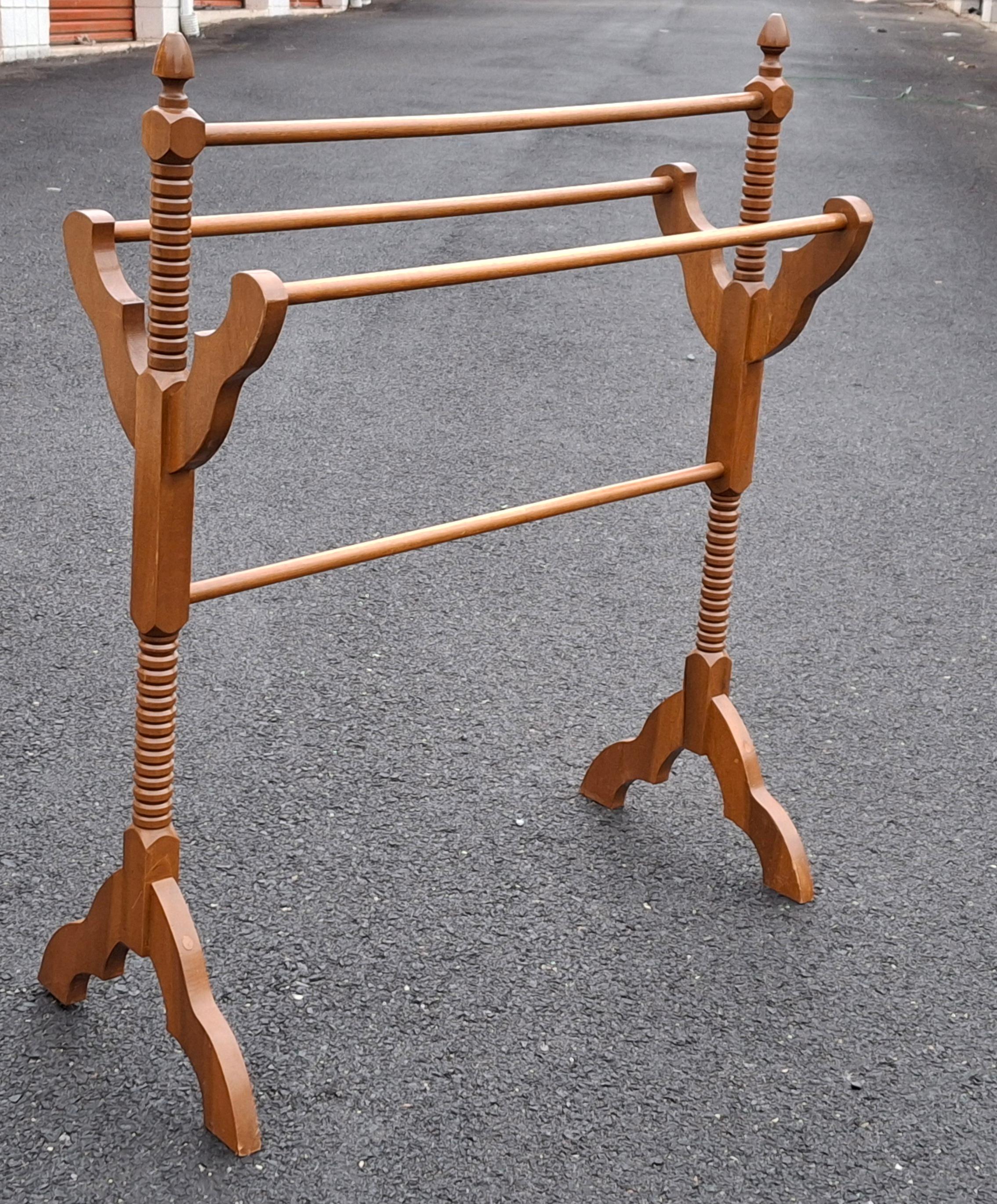 Victorien Victorian Style Carved Mahogany Quilt Rack en vente