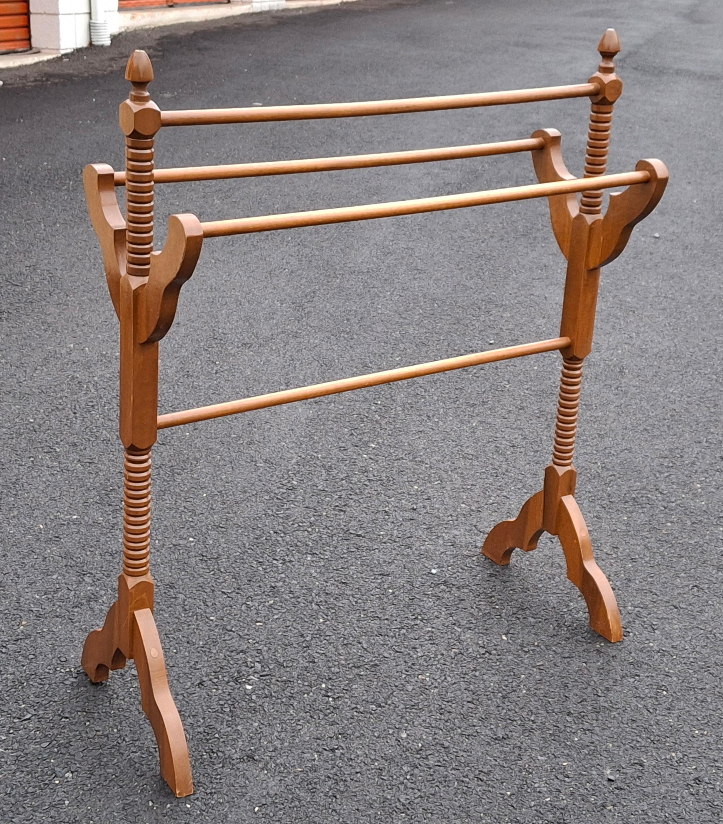 Américain Victorian Style Carved Mahogany Quilt Rack en vente