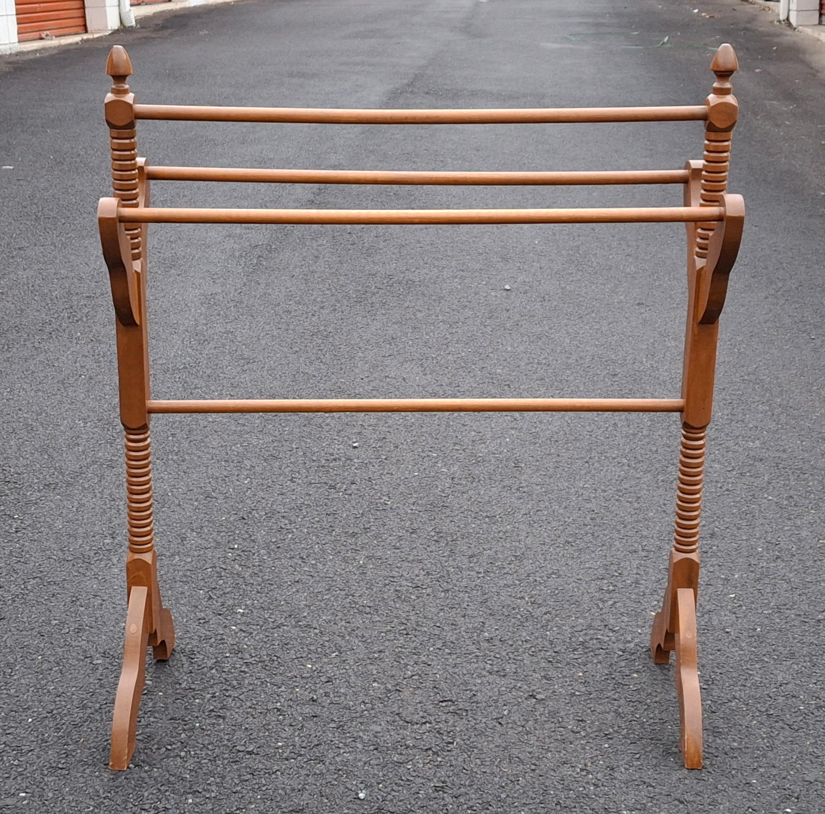 Sculpté Victorian Style Carved Mahogany Quilt Rack en vente