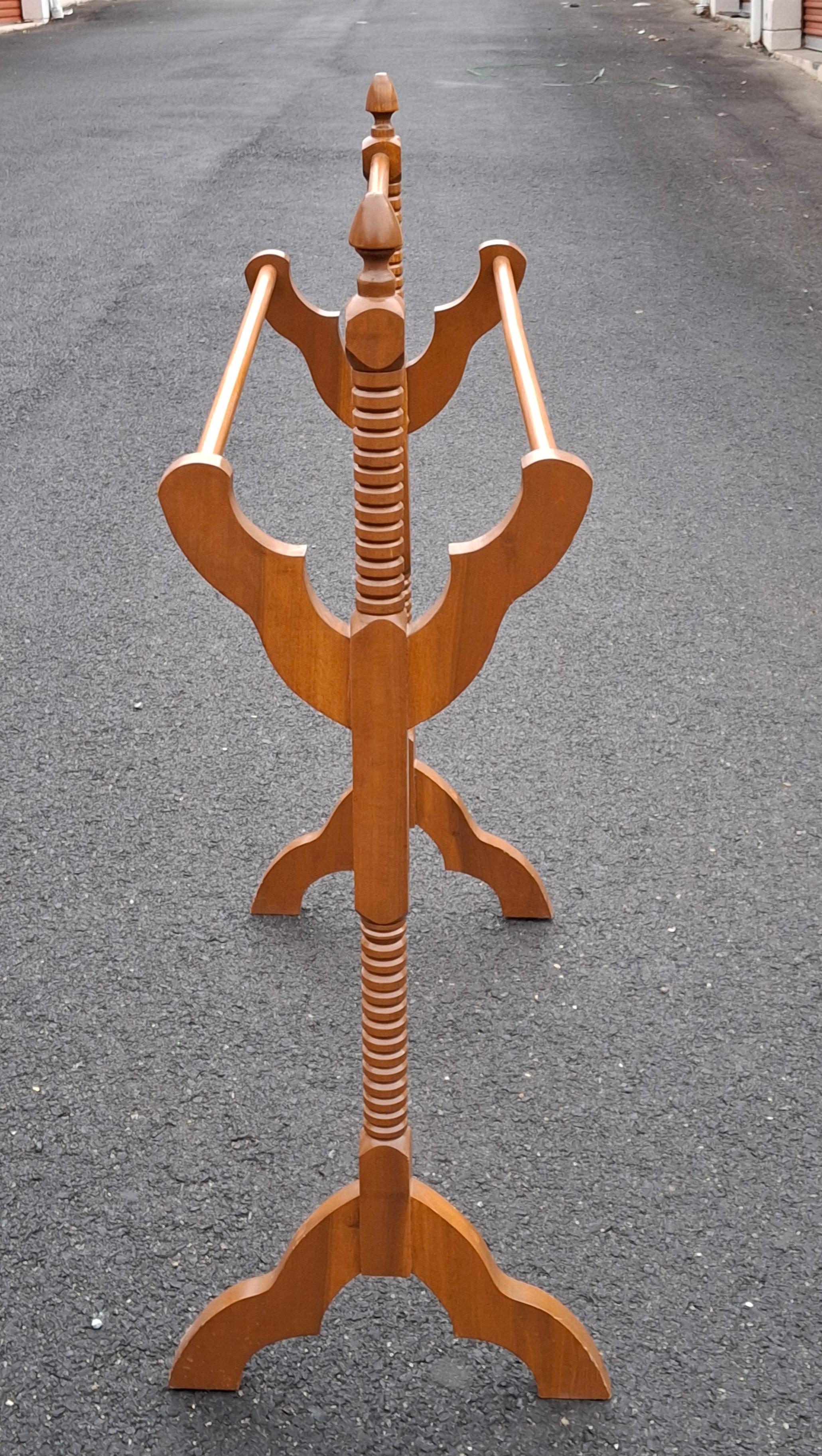 Victorian Style Carved Mahogany Quilt Rack Bon état - En vente à Germantown, MD