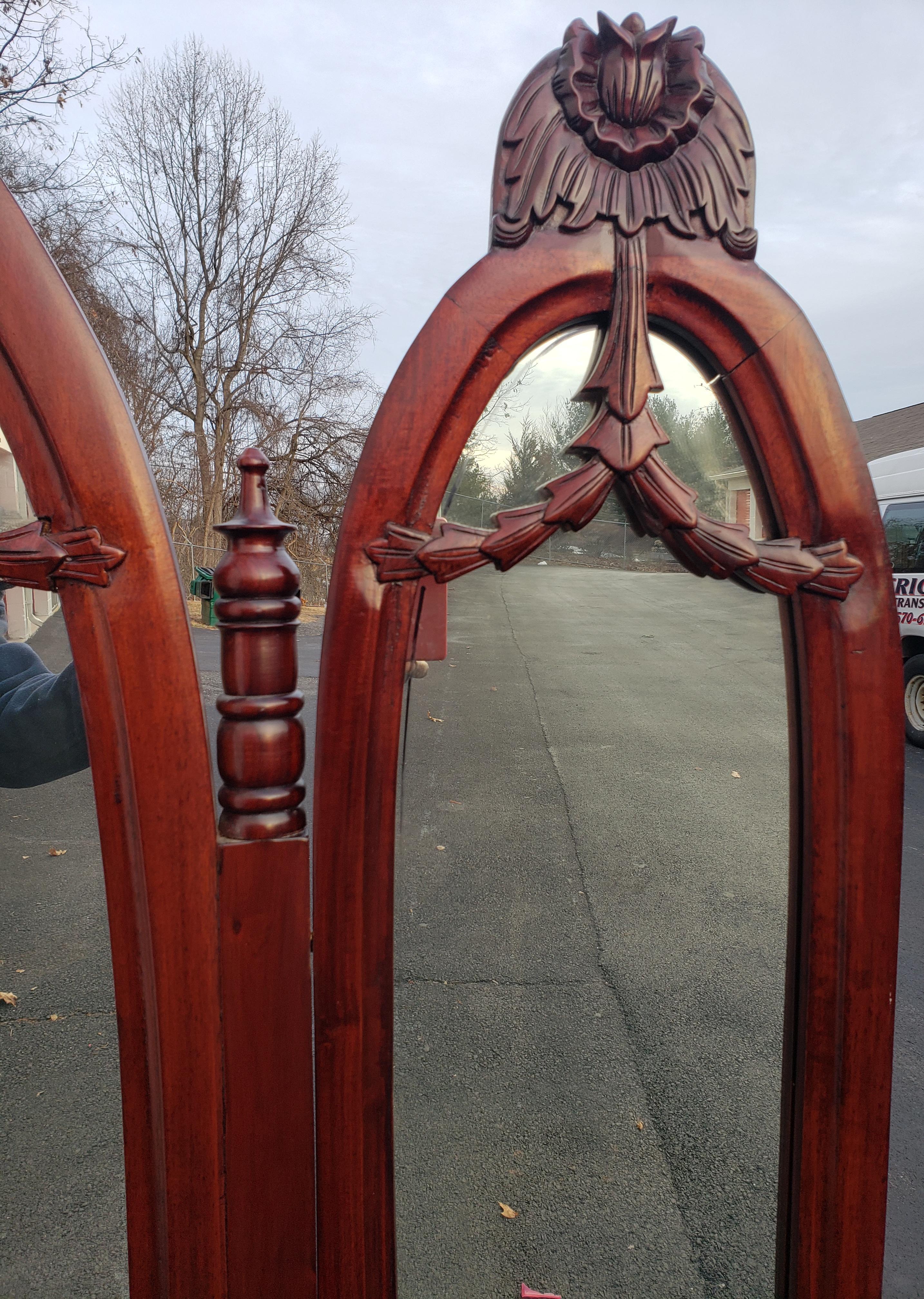 Standspiegel im viktorianischen Stil aus geschnitztem Mahagoni in voller Länge im Zustand „Gut“ im Angebot in Germantown, MD