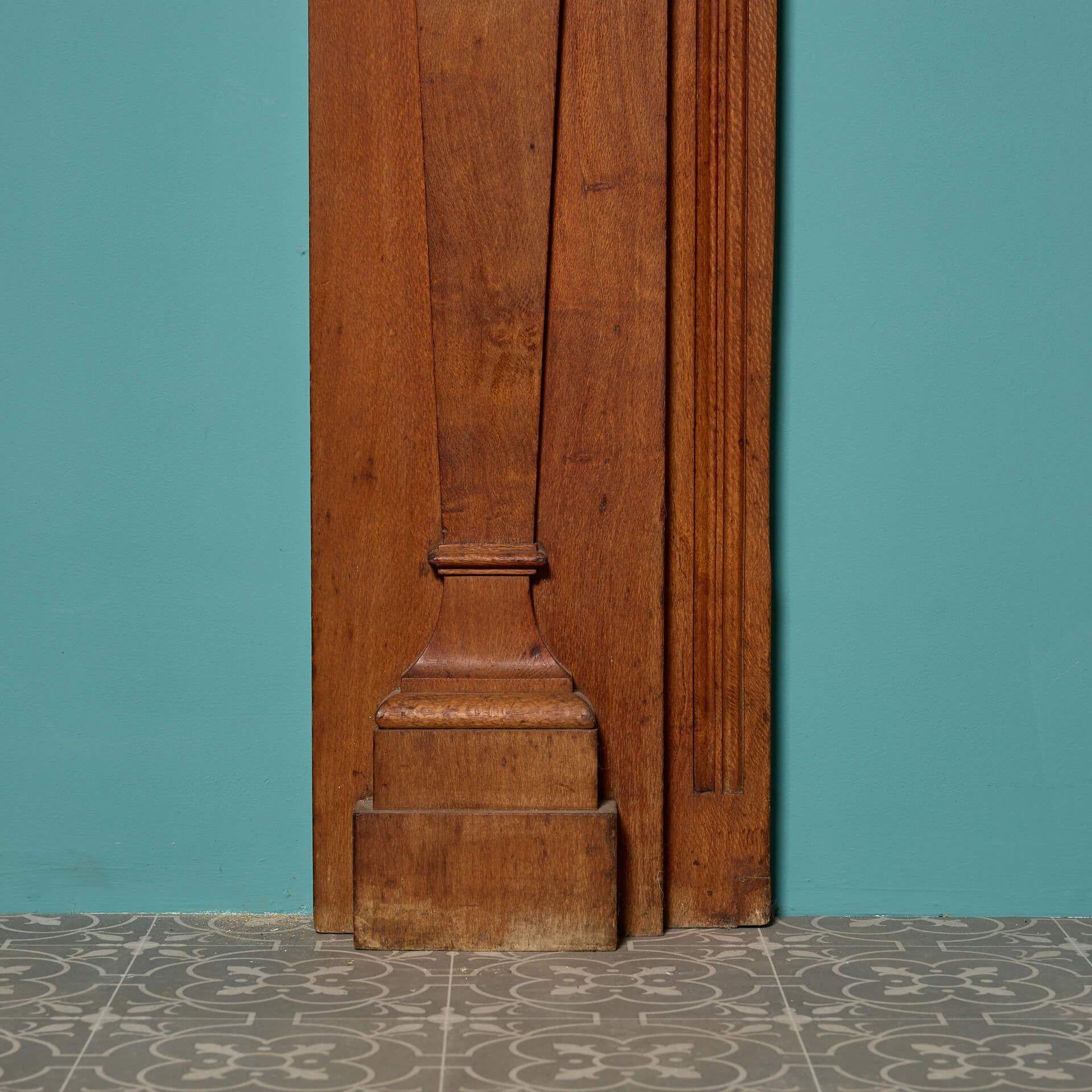 Australien Cheminée en chêne sculpté de style victorien en vente