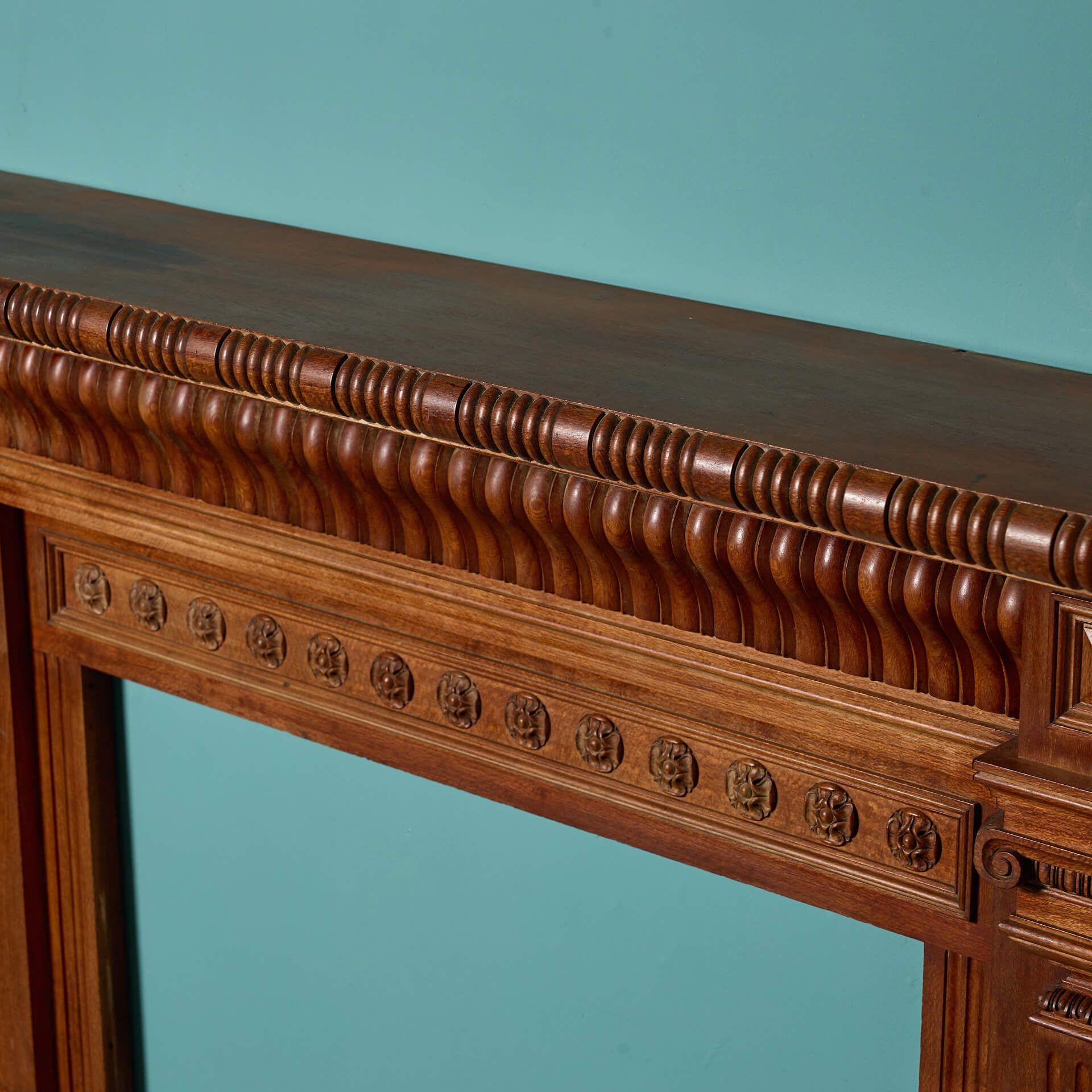 XIXe siècle Cheminée en chêne sculpté de style victorien en vente