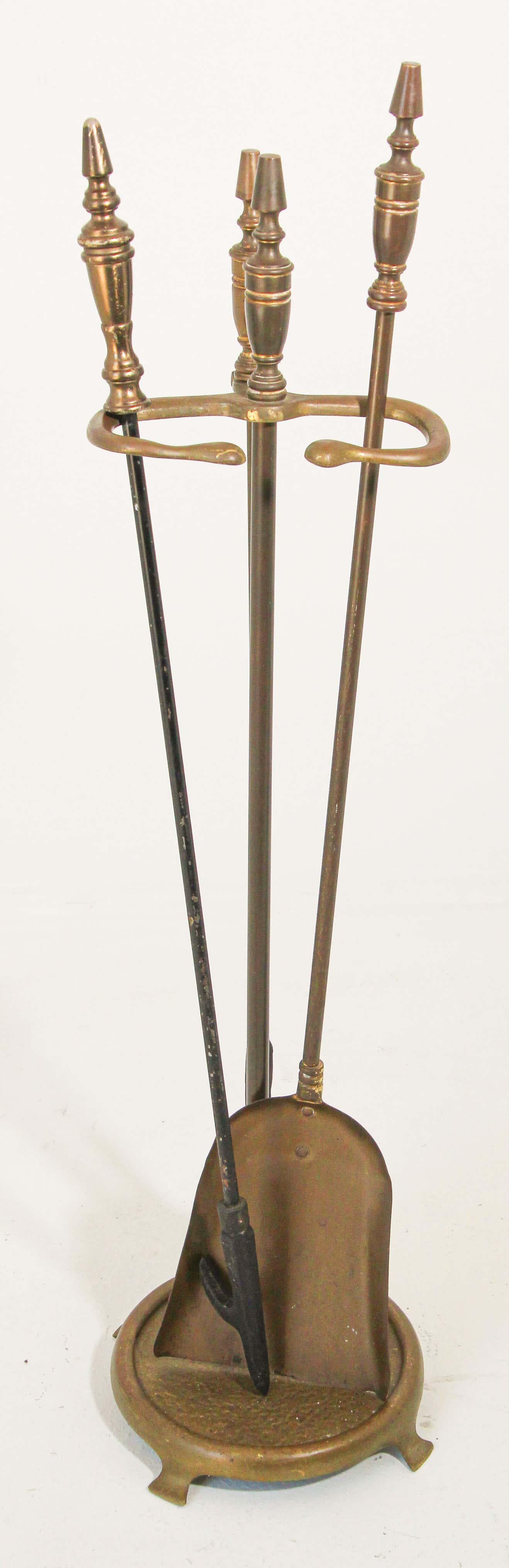 Victorian Style Cast Messing und Eisen Feuer Werkzeuge -3 Stück im Zustand „Gut“ im Angebot in North Hollywood, CA