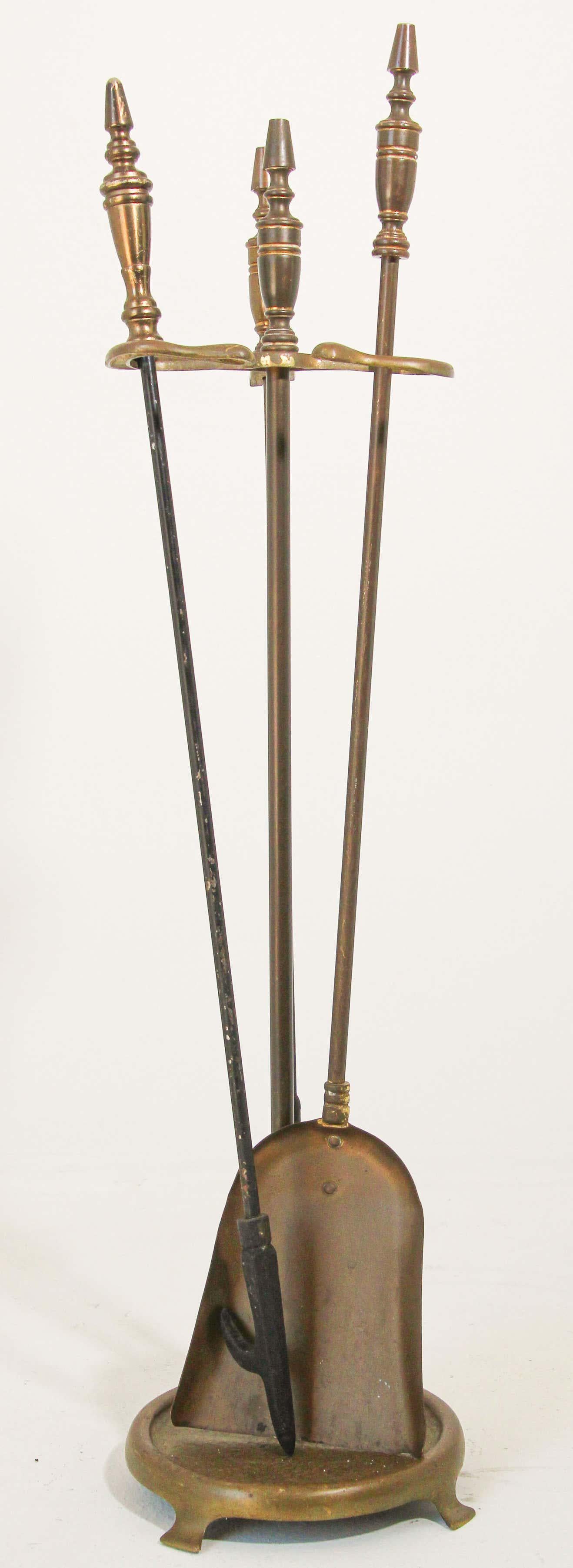 Victorian Style Cast Messing und Eisen Feuer Werkzeuge -3 Stück (20. Jahrhundert) im Angebot