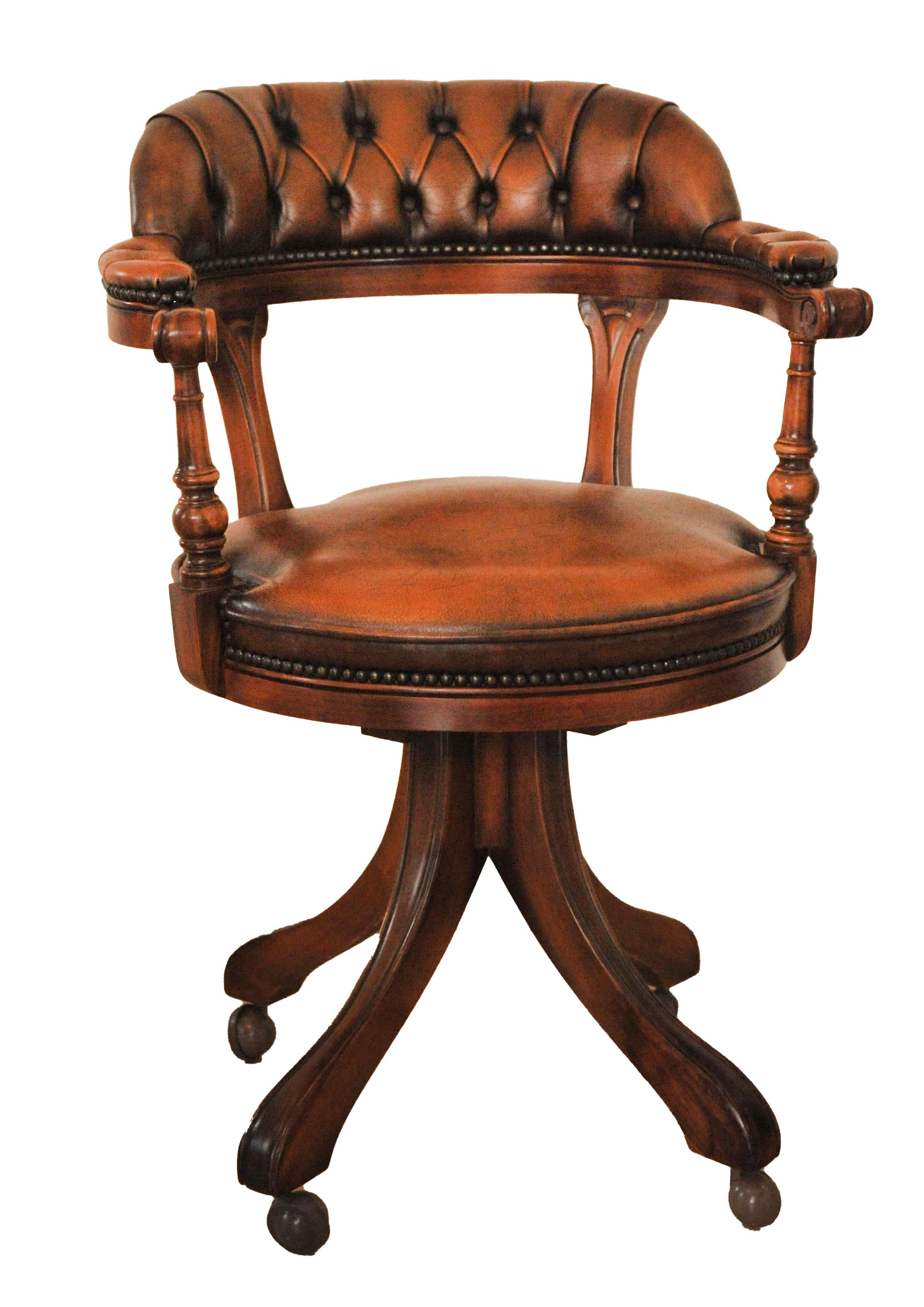 SCHREIBSTUHL #11

Victorian Style Chesterfield Deep Button Brown Antiqued Leder Swivelling Schreibtischstuhl mit Stud Detaillierung auf einem vier Sterne Basis

Zusätzliche Abmessungen
Volle Breite an der breitesten Stelle der Arme 60cm
Höhe bis