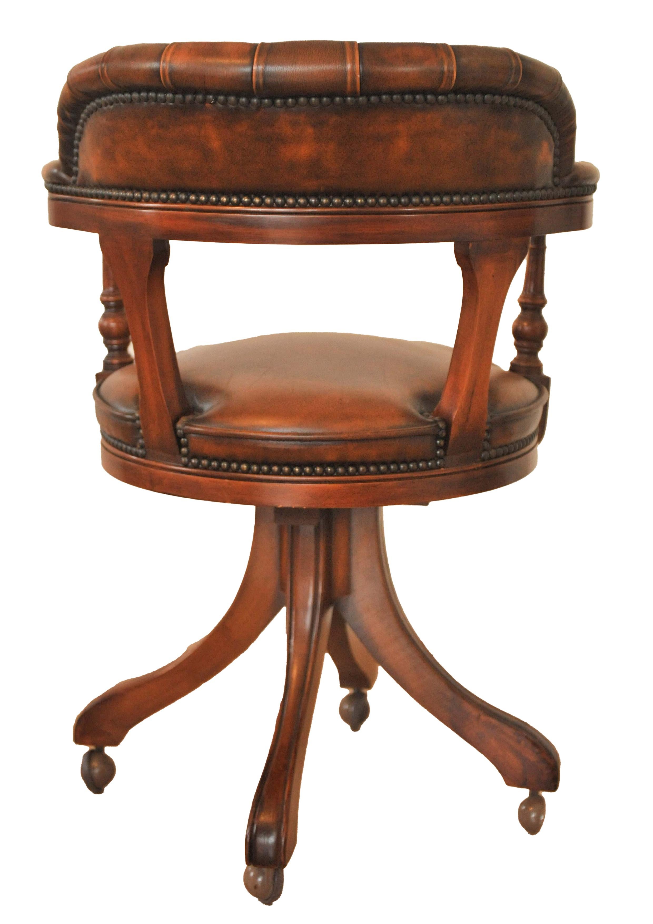 Viktorianischer Stil Chesterfield Deep Button Brown Antiqued Leder Drehschreibtisch (Britisch) im Angebot