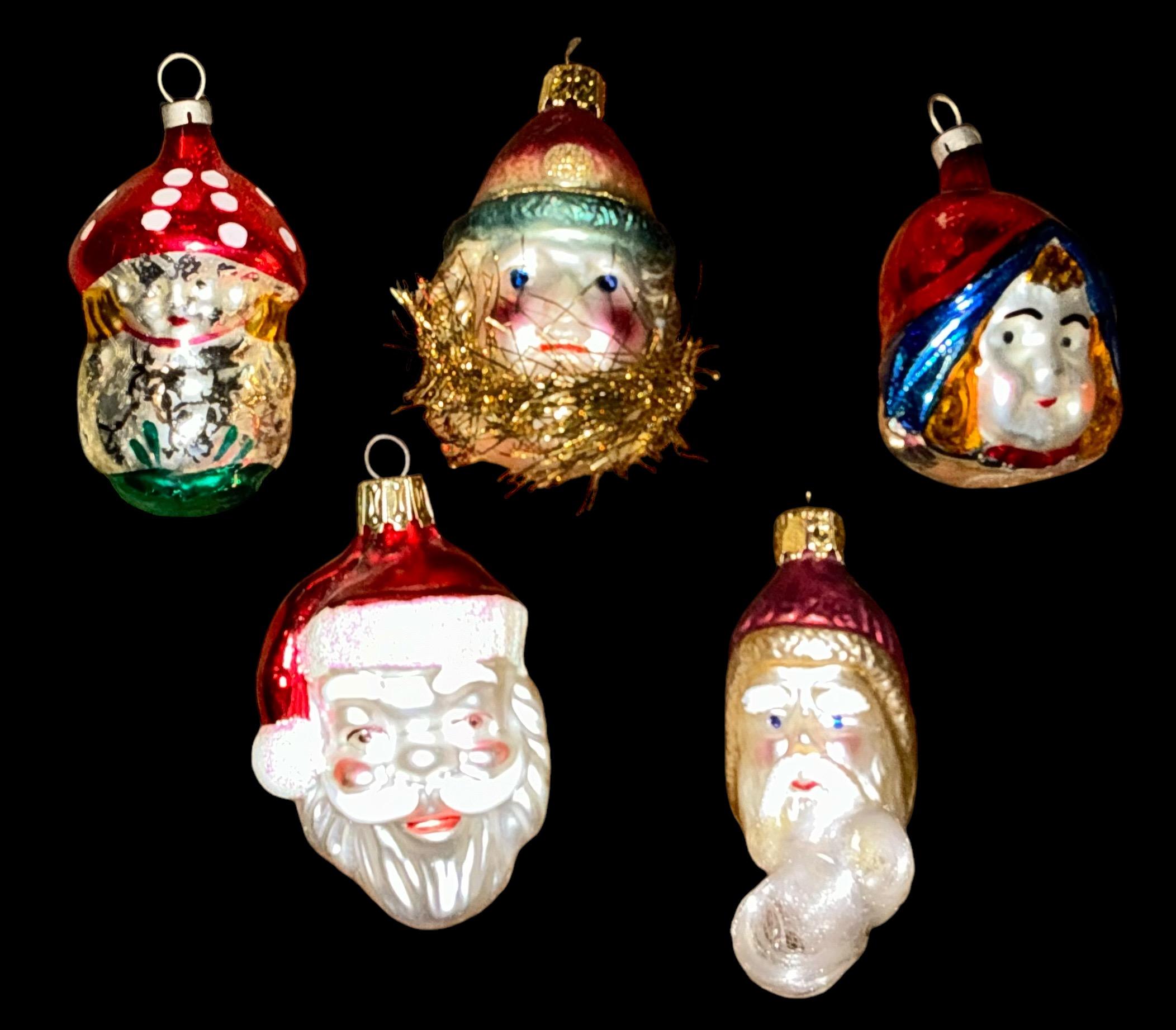 Dies ist ein Satz von fünf Quecksilberglas Weihnachtsschmuck aus der Mitte des Jahrhunderts. Es gibt zwei Weihnachtsmänner, einen Pilz und zwei Frauen mit Mützen. Sie sind alle in sehr gutem Zustand. 