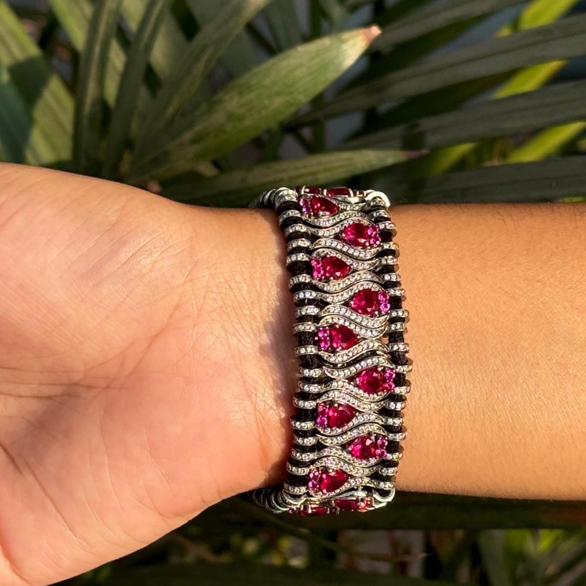 Bracciale con filo di zirconia cubica in stile vittoriano per il fidanzamento in argento sterling. Per dare un tocco di classe al tuo look, ti servirà un braccialetto di filo conduttore. Ogni pezzo è caratterizzato da splendide pietre di zirconia
