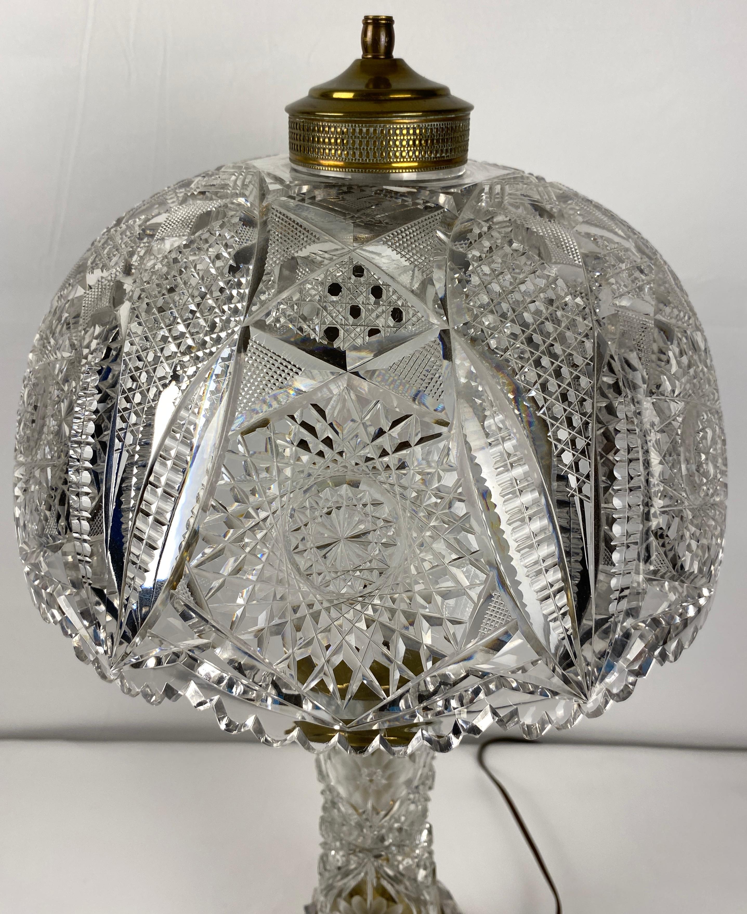  Lampe aus geschliffenem Kristall im viktorianischen Stil mit Kristallschirm  im Zustand „Gut“ im Angebot in Miami, FL