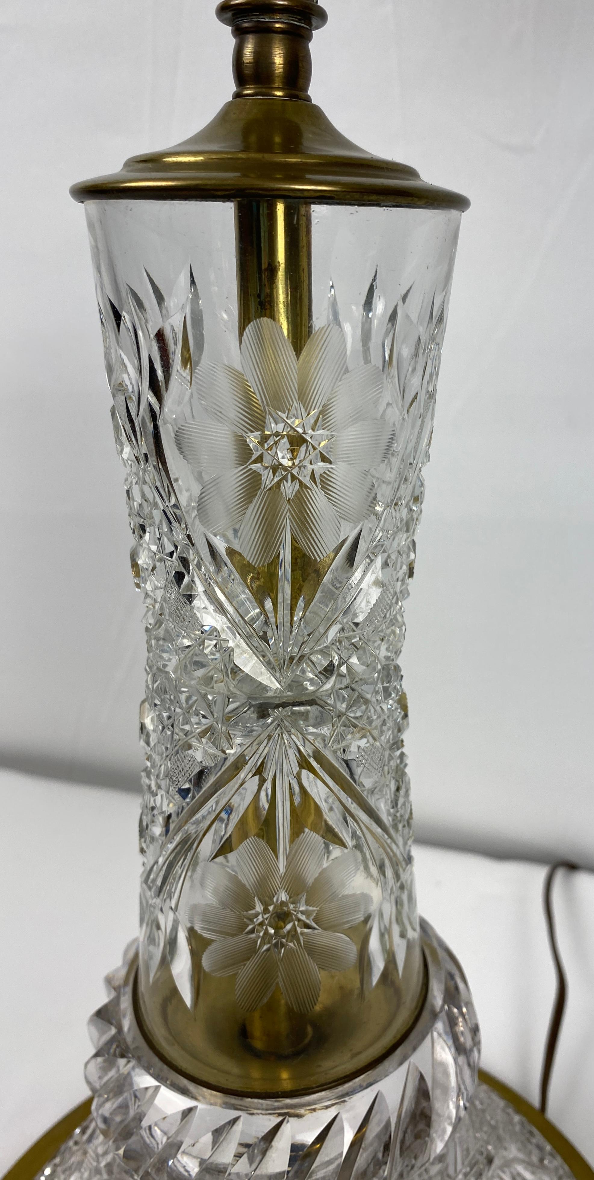 20ième siècle  Lampe de style victorien en cristal taillé avec abat-jour en cristal  en vente