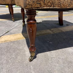 Poltrone con schienale ad ali e rivestimento in damasco in stile vittoriano di Southwood, un paio