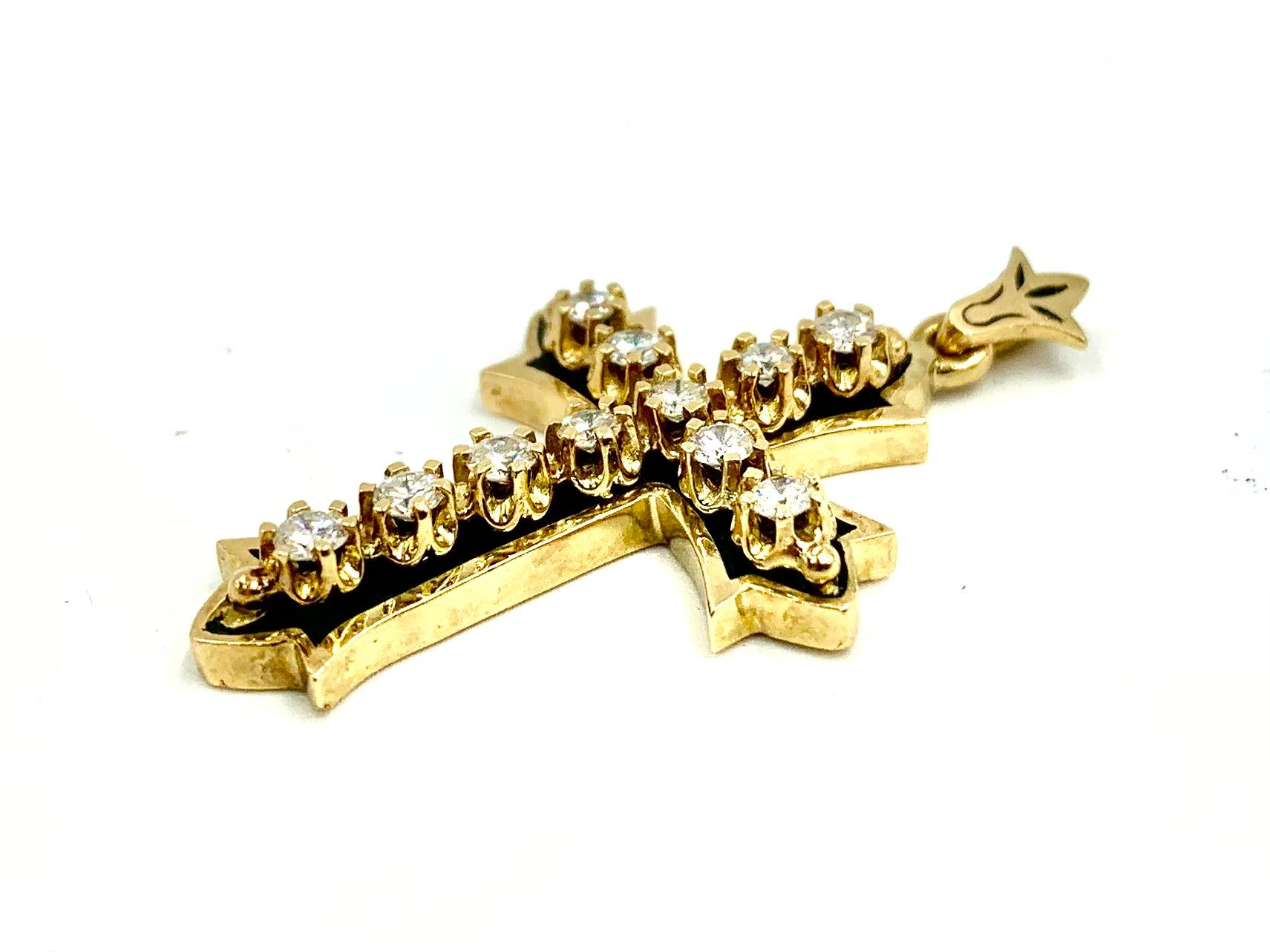 Taille brillant Croix de style victorien en or jaune 14 carats, diamants et émail avec fleur de Lis Bale en vente