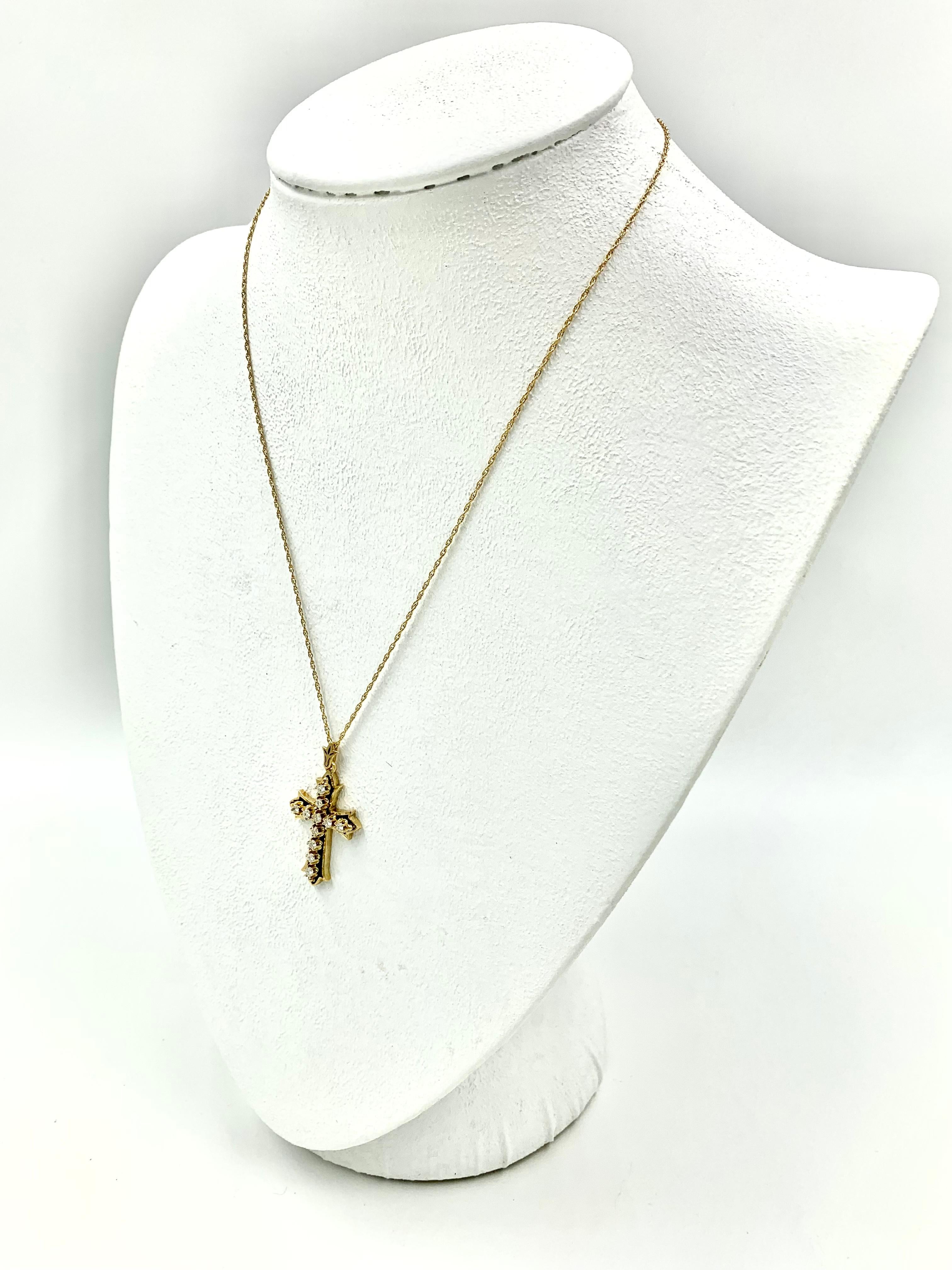 Victorian Style Diamond and Enamel 14K Yellow Gold Cross with Fleur de Lis Bale In Good Condition For Sale In New York, NY