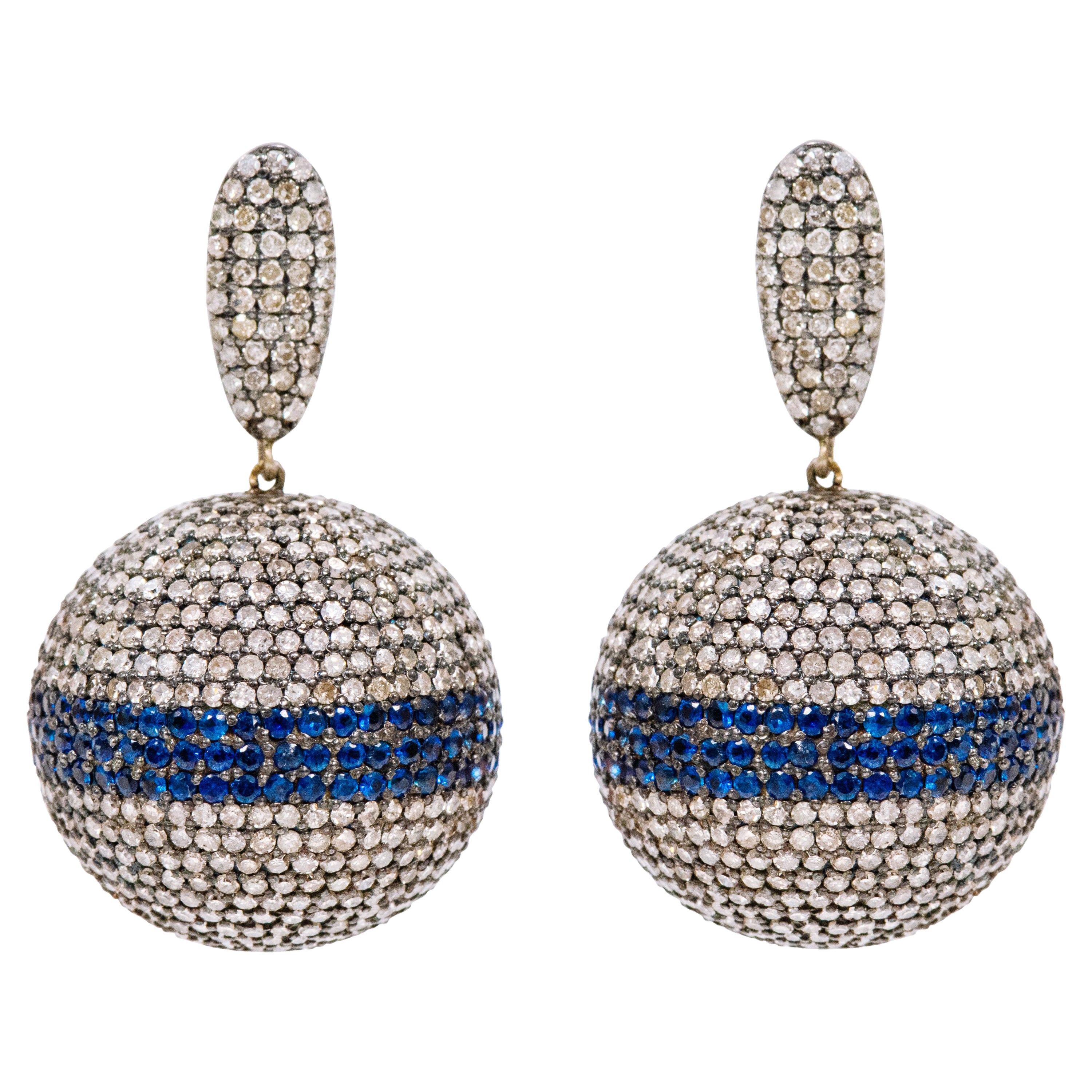 Boucles d'oreilles pendantes en forme de boule de cocktail de style victorien en diamant et saphir en vente