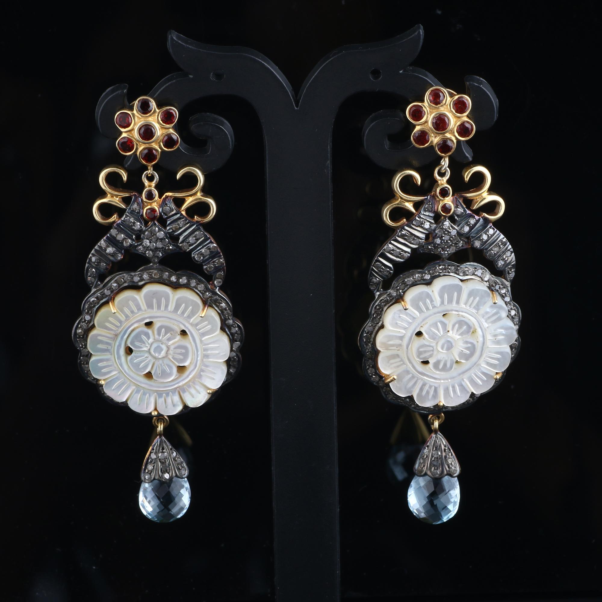 Taille ronde Pendants d'oreilles de style victorien en argent avec diamant, topaze bleue, grenat et MOP en vente