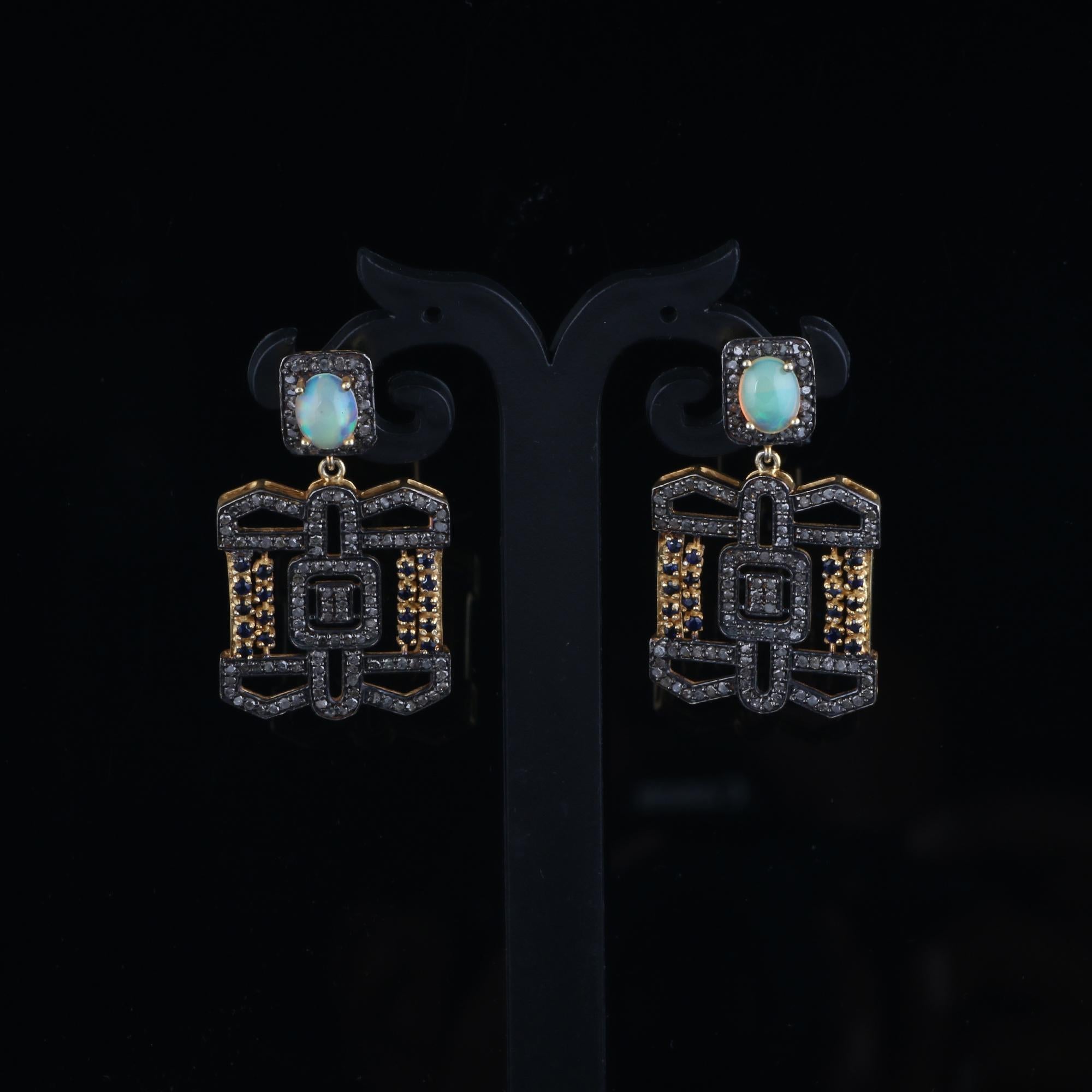Taille ronde Boucles d'oreilles pendantes en argent avec diamant, opale éthiopienne et saphir de style victorien en vente