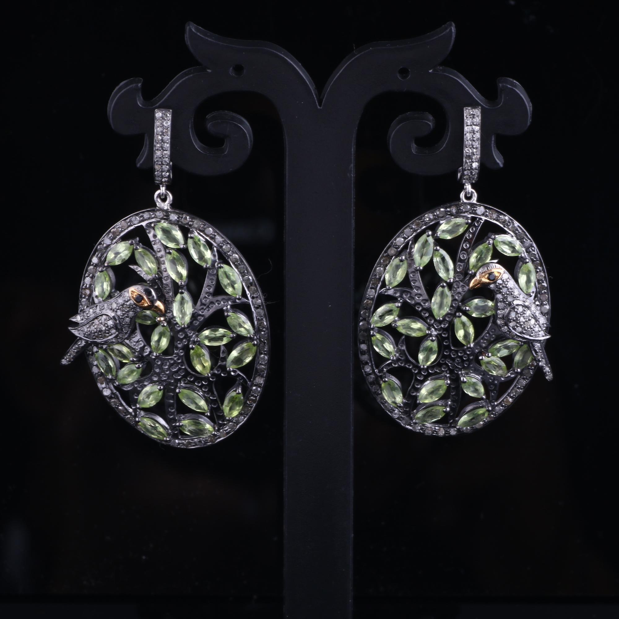 Victorian Style Diamond & Green Peridot Gemstone Silver Dangle Earrings In New Condition For Sale In Jaipur, RJ