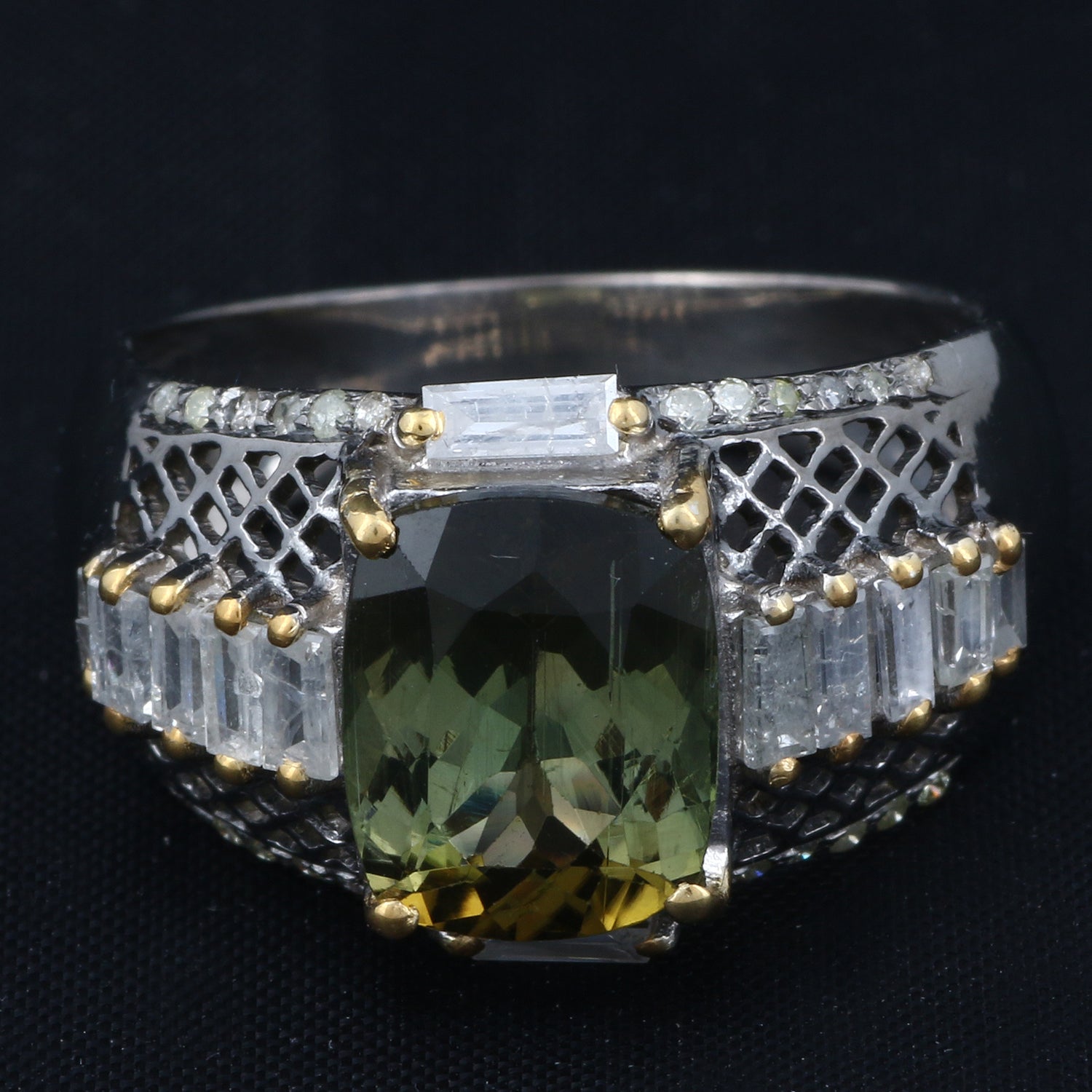 Détails de l'article:-

✦ SKU:- ESRG00138

✦ Material :- Silver
✦ Gemstone Specification:-
✧ Diamant
✧ Peridot

✦ Approx. Poids du diamant : 0,7
✦ Approx. Argent Poids : 3.97
✦ Approx. Poids brut : 4,7

Taille de la bague (US) : 8

Vous obtiendrez