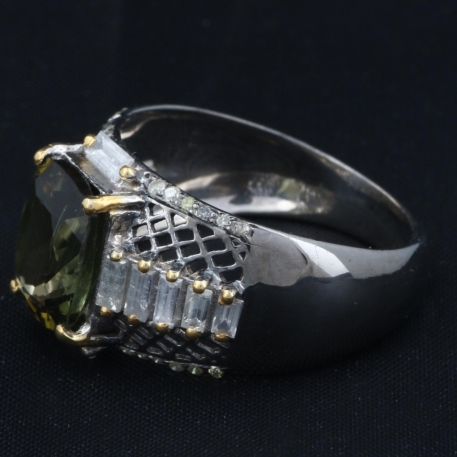 Bague de fiançailles solitaire de style victorien en argent, diamant et péridot vert Neuf - En vente à Jaipur, RJ