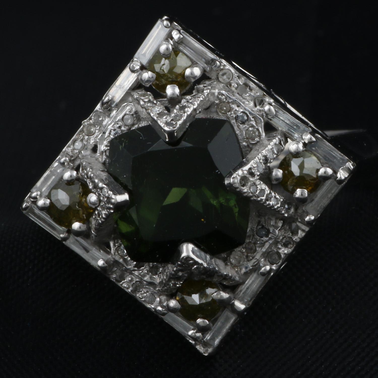 Détails de l'article:-

✦ SKU:- ESRG00143

✦ Material :- Silver
✦ Gemstone Specification:-
✧ Diamant
✧ Péridot vert

✦ Approx. Poids du diamant : 0,6
✦ Approx. Argent Poids : 3.7
✦ Approx. Poids brut : 4.31

Taille de la bague (US) : 7.5

Vous