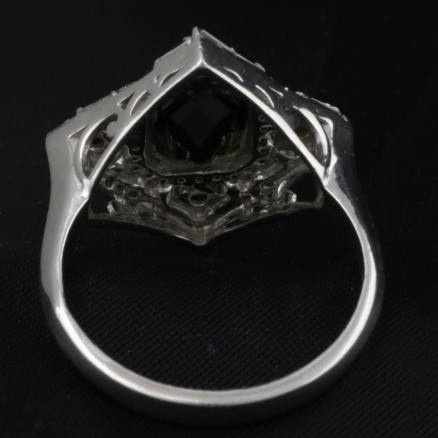Victorien Bague d'anniversaire de mariage de style victorien en argent avec péridot vert et diamants - 7,5 en vente