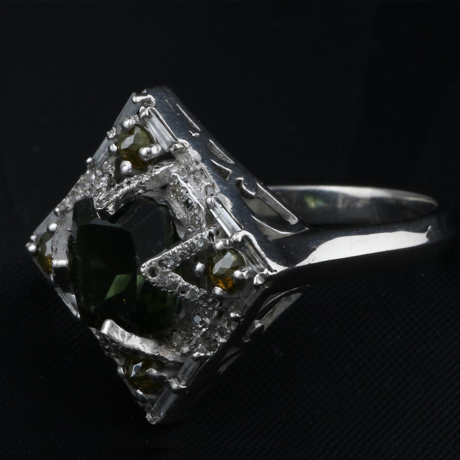 Taille ronde Bague d'anniversaire de mariage de style victorien en argent avec péridot vert et diamants - 7,5 en vente