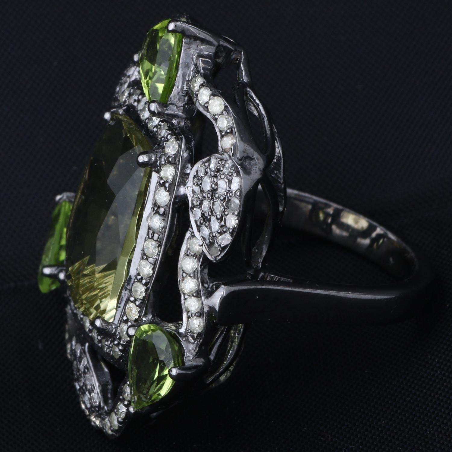 Round Cut Victorian Style Diamond Silver Green Peridot Wedding & Party Cocktail Ring, 7 For Sale