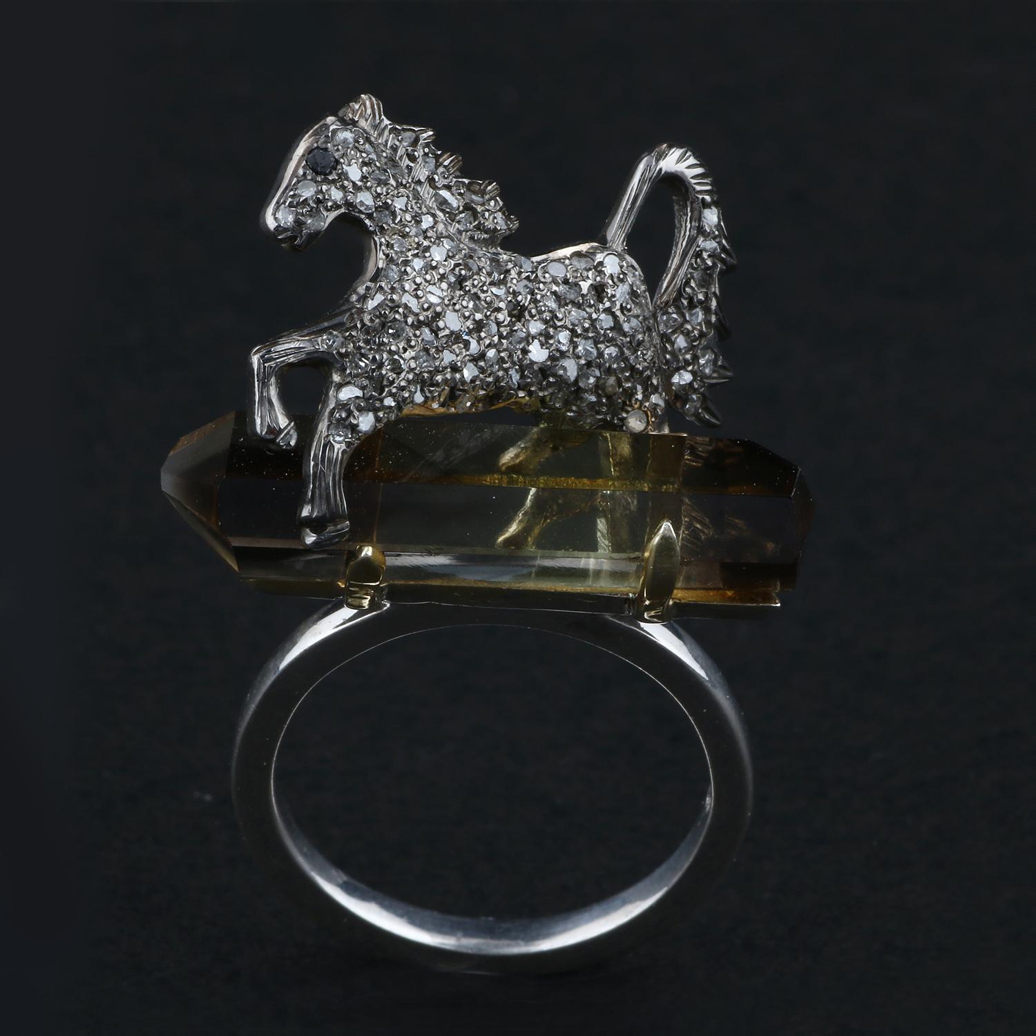 Taille ronde Bague de cocktail de style victorien en forme de cheval avec diamants et tourmaline argentée - 7 en vente