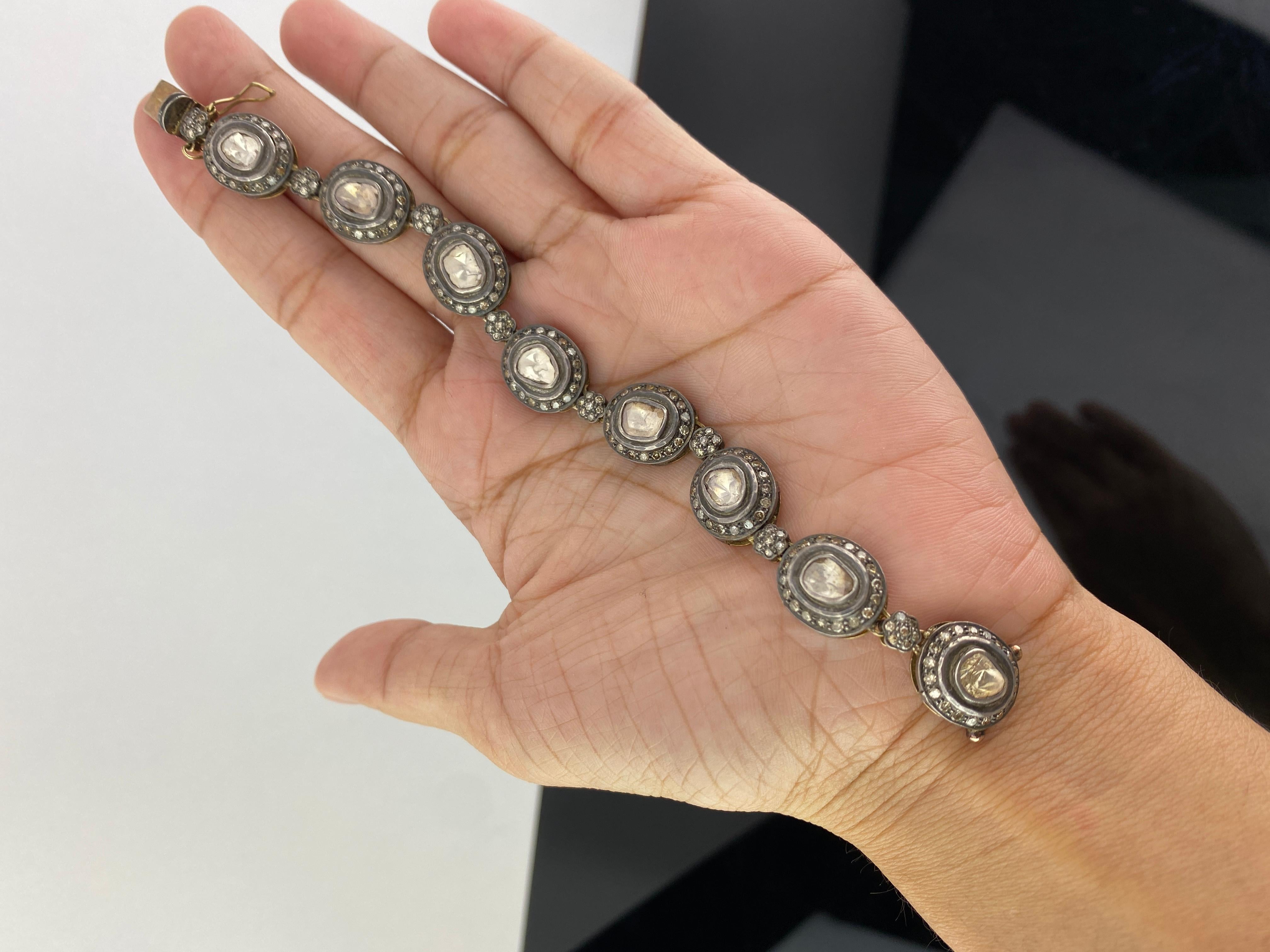Setzen Sie ein Zeichen, wenn Sie dieses wunderschöne, handgefertigte Armband mit Diamanten im Rosenschliff tragen, das in Silber und vergoldet ist. Die Länge des Armbands beträgt 15,5 cm, kann aber geändert werden. 
Wir bieten kostenlosen Versand.