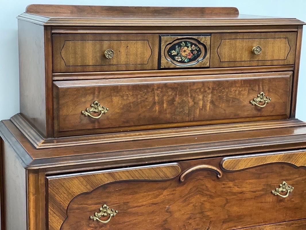Commode de style victorien avec quincaillerie d'origine. Tiroirs à queue d'aronde Bon état - En vente à Seattle, WA