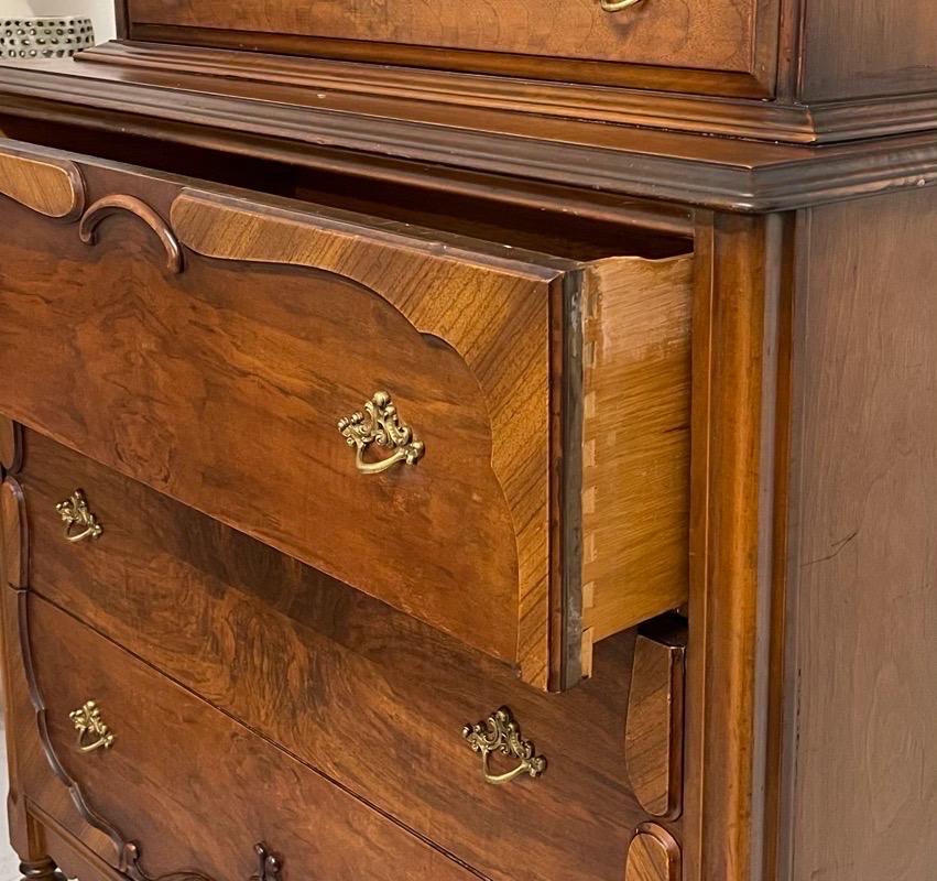 Viktorianische Kommode im viktorianischen Stil mit Originalbeschlägen. Schwalbenschwanz-Schubladen (Holz) im Angebot