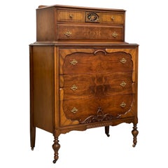 Commode de style victorien avec quincaillerie d'origine. Tiroirs à queue d'aronde