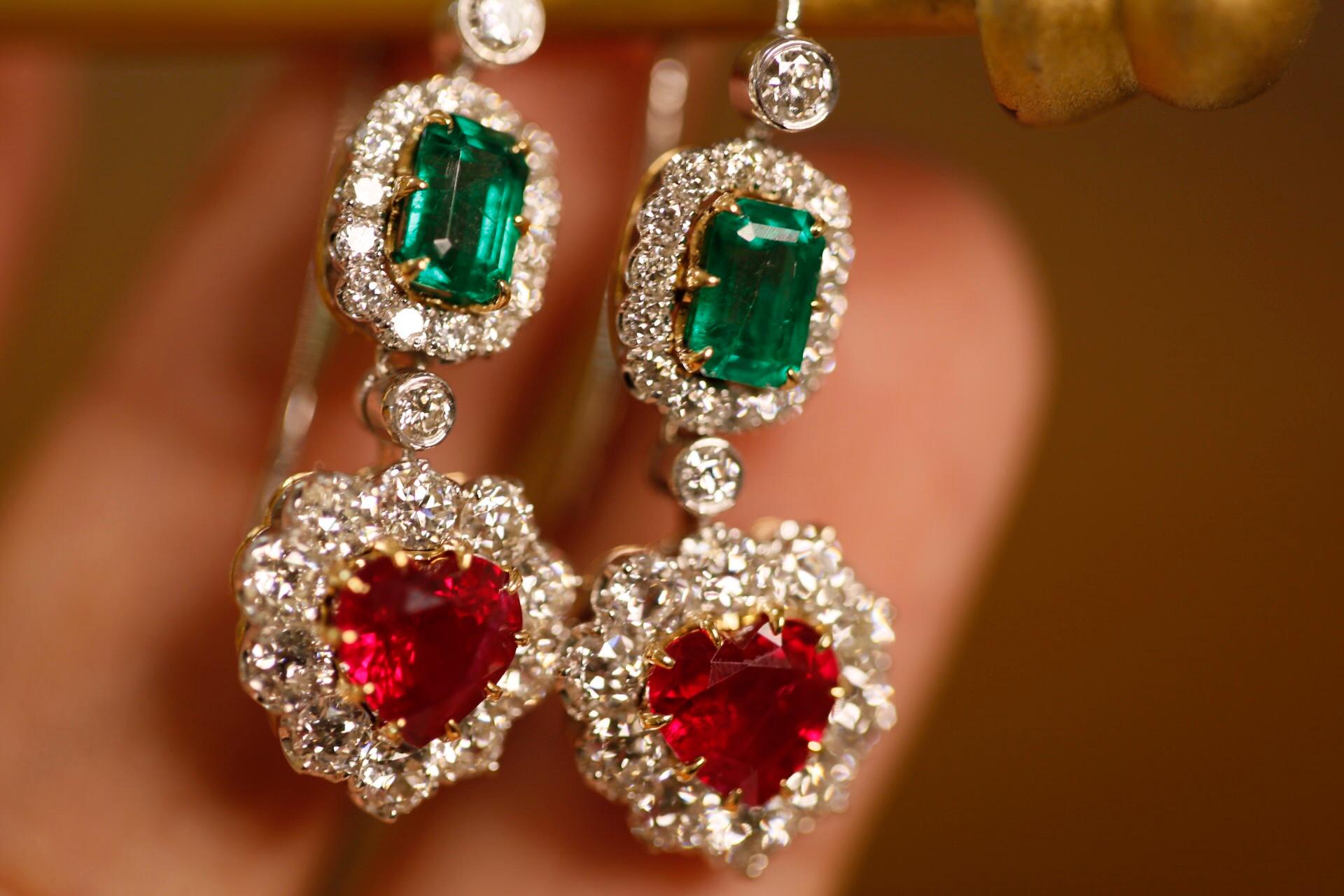 These absolute show stoppers are simply mesmerising. Beginning with a single diamond, below sits an impressive vivid emerald enclosed by a glorious border of diamonds, the intense colour of the emeralds is divine. Below sits another diamond which