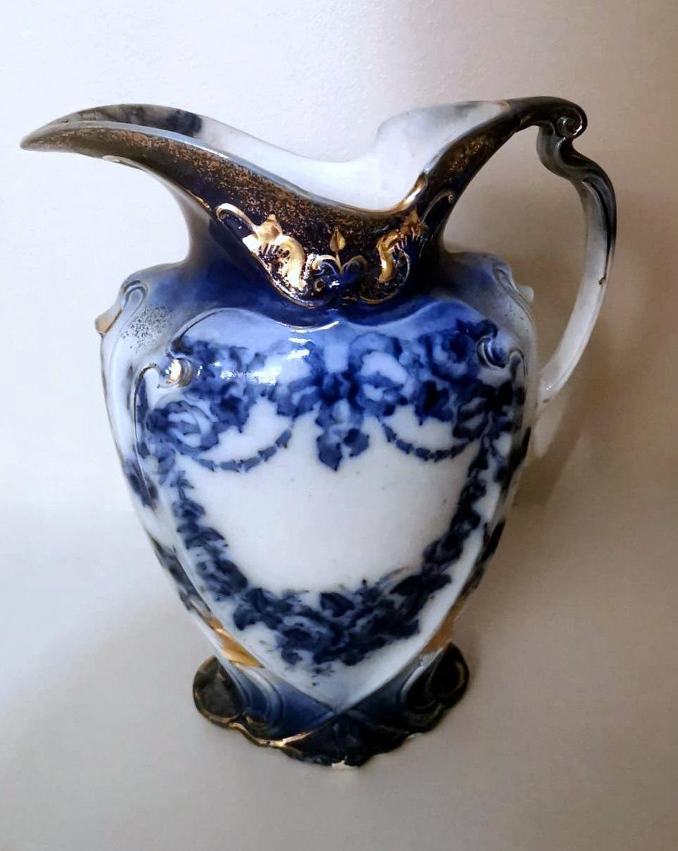 We kindly suggest that you read the whole description, as with it we try to give you detailed technical and historical information to guarantee the authenticity of our objects.
Classic and large English porcelain water jug; elegant and rich blue