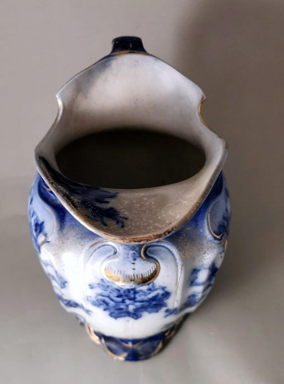 Victorian Style English White, Blue And Gold Porcelain Pitcher In Good Condition For Sale In Prato, Tuscany