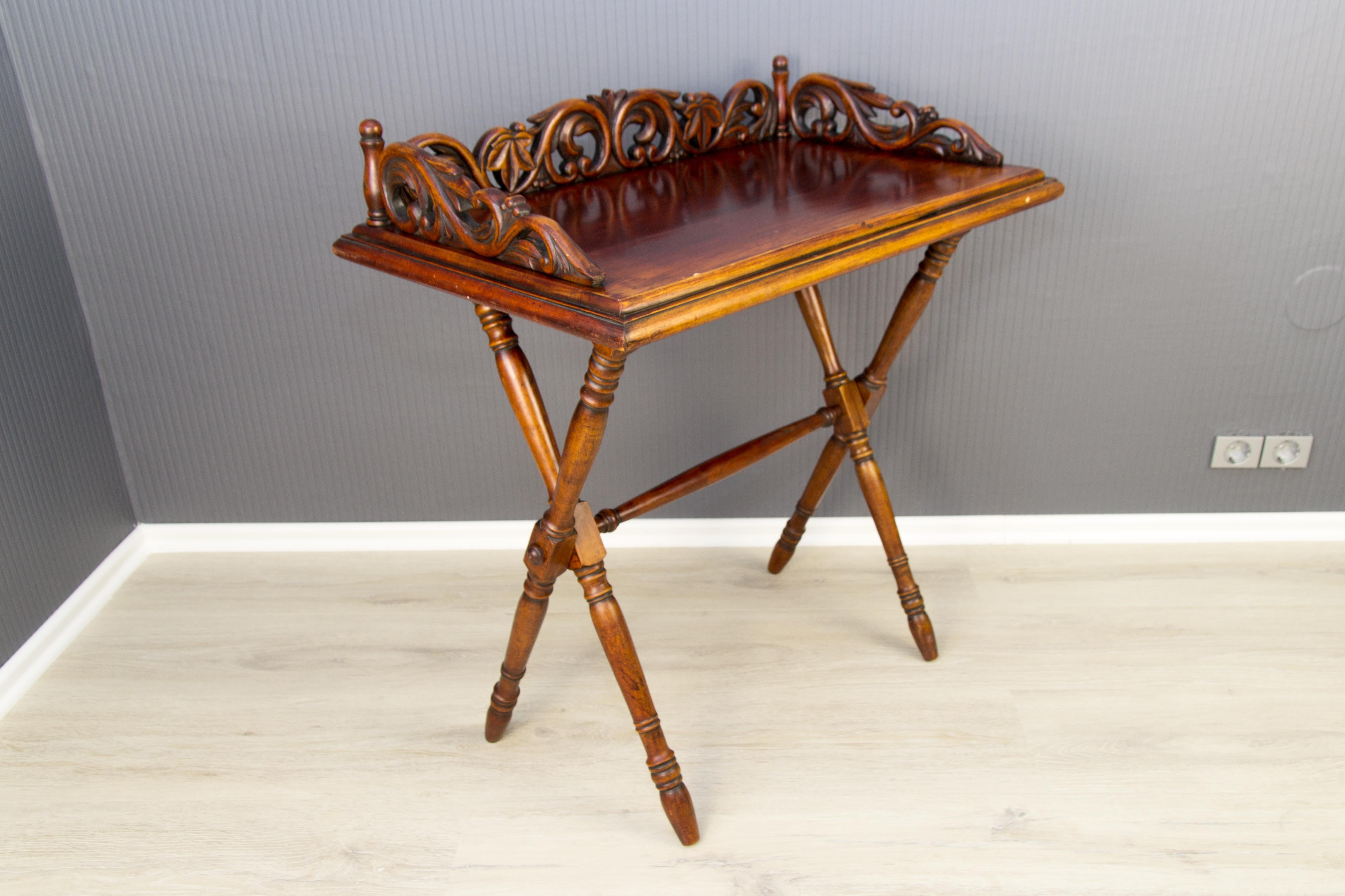 Victorian Style Ornate Carved Walnut Folding Table, circa 1920 In Good Condition For Sale In Barntrup, DE