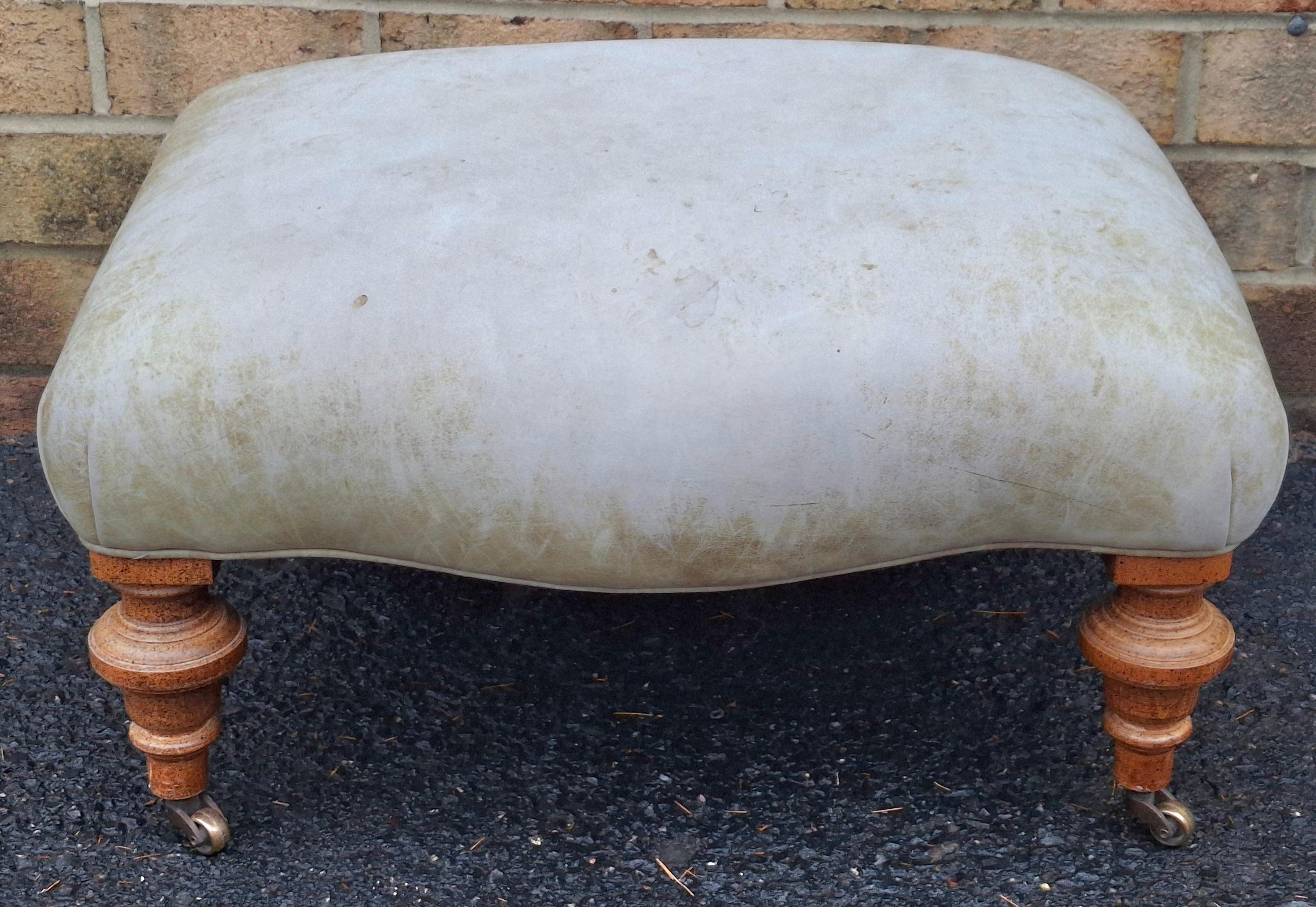 Viktorianischer Hocker aus Obstholz und Vollnarbenleder aus dem späten 19. Jahrhundert, neu gepolstert, mit Rollen
Maße: 27