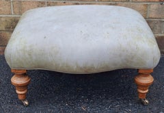 Reposapiés rodante victoriano de madera de frutal y cuero plena flor retapizado