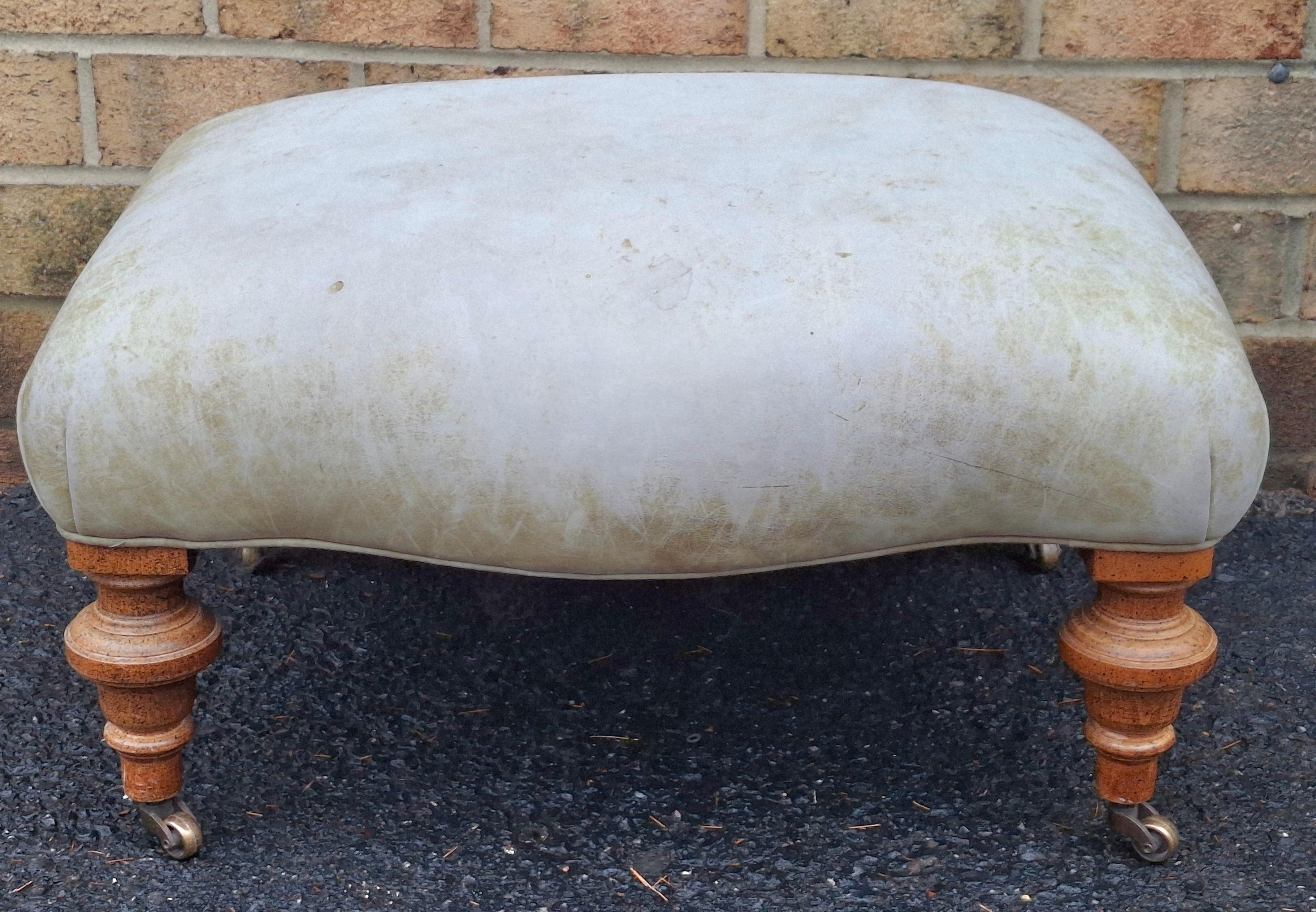 Viktorianischer Hocker aus Obstholz und Vollnarbenleder, neu gepolstert, mit Rollen (amerikanisch) im Angebot