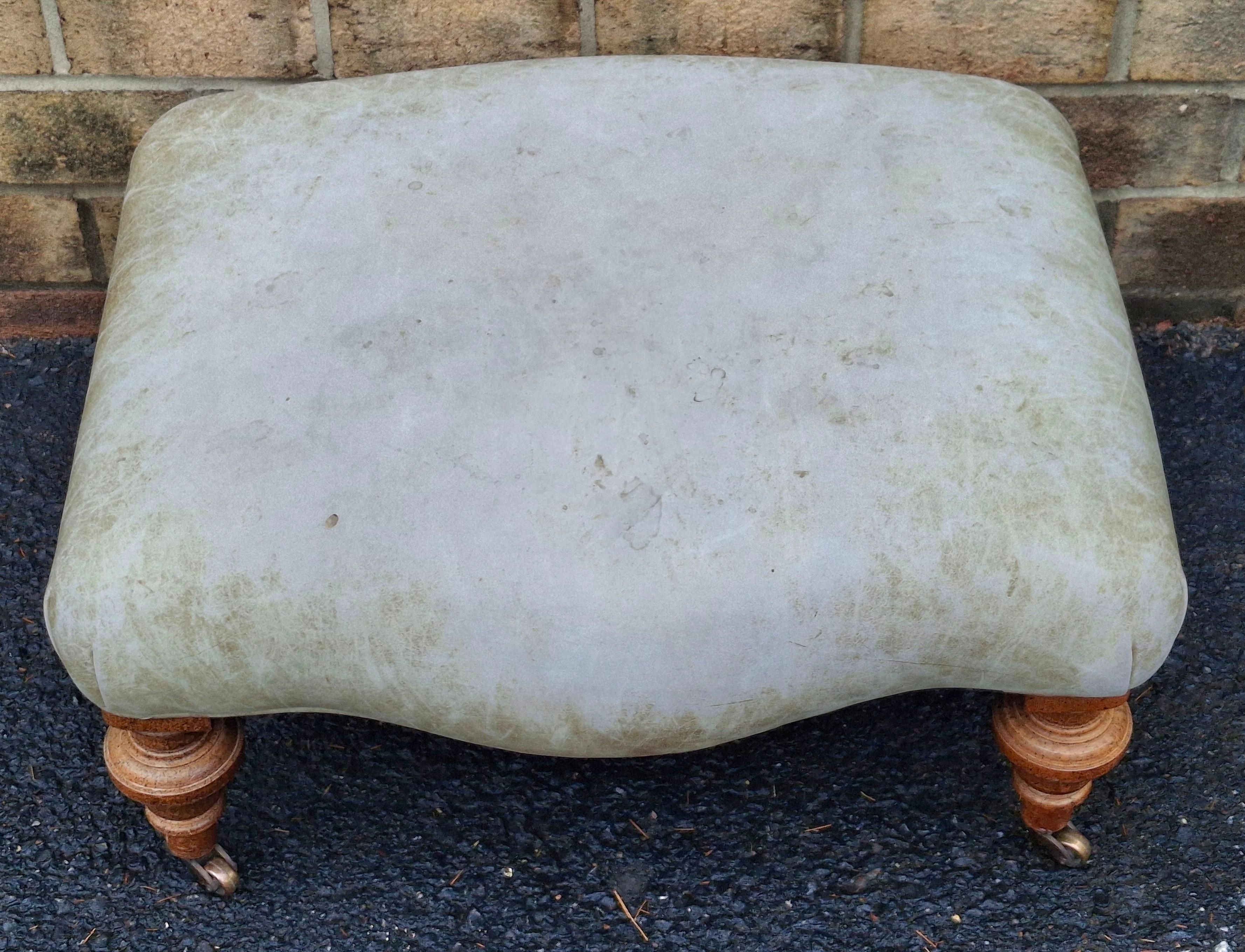 Viktorianischer Hocker aus Obstholz und Vollnarbenleder, neu gepolstert, mit Rollen (Sonstiges) im Angebot