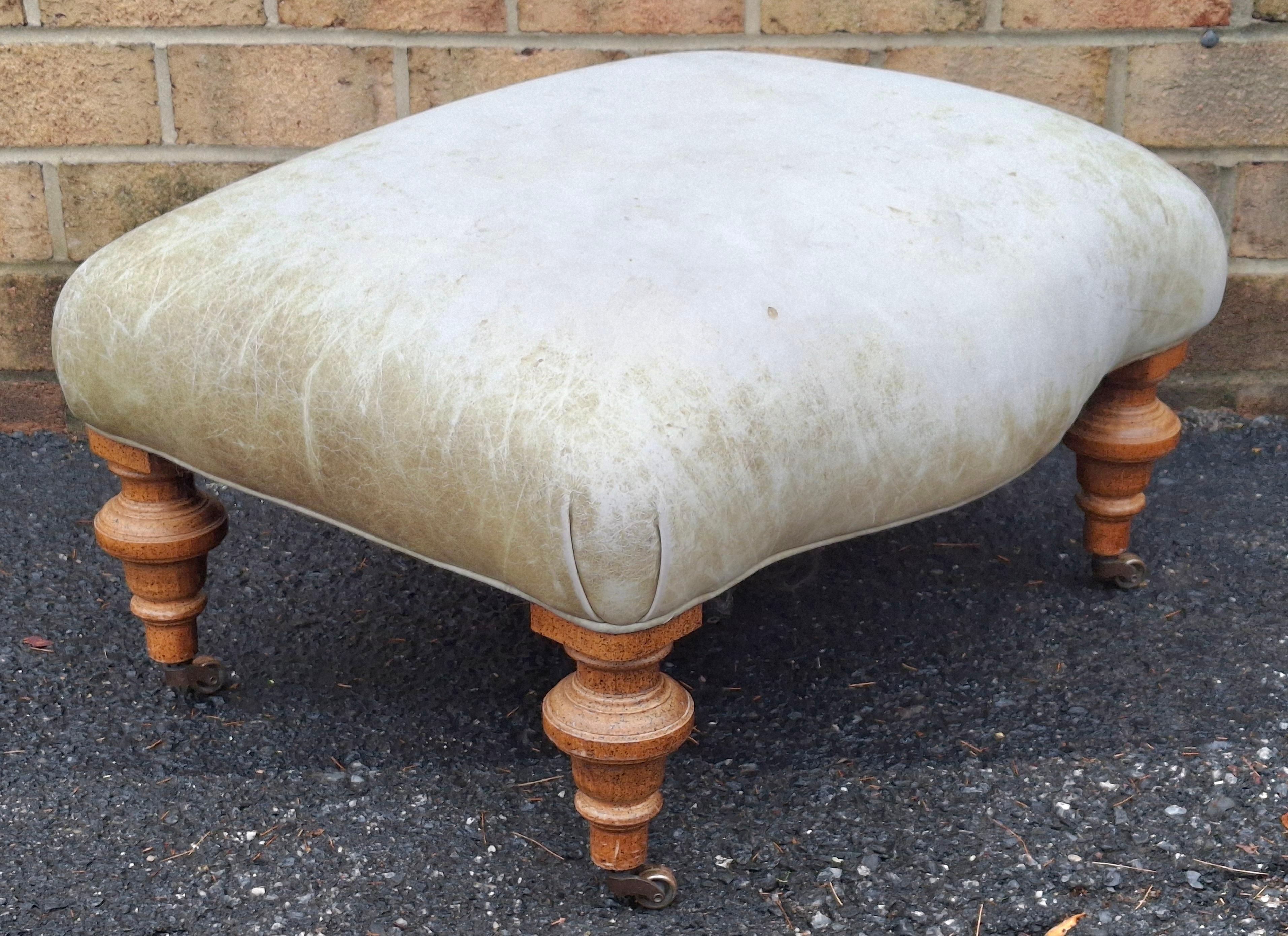 Viktorianischer Hocker aus Obstholz und Vollnarbenleder, neu gepolstert, mit Rollen (19. Jahrhundert) im Angebot