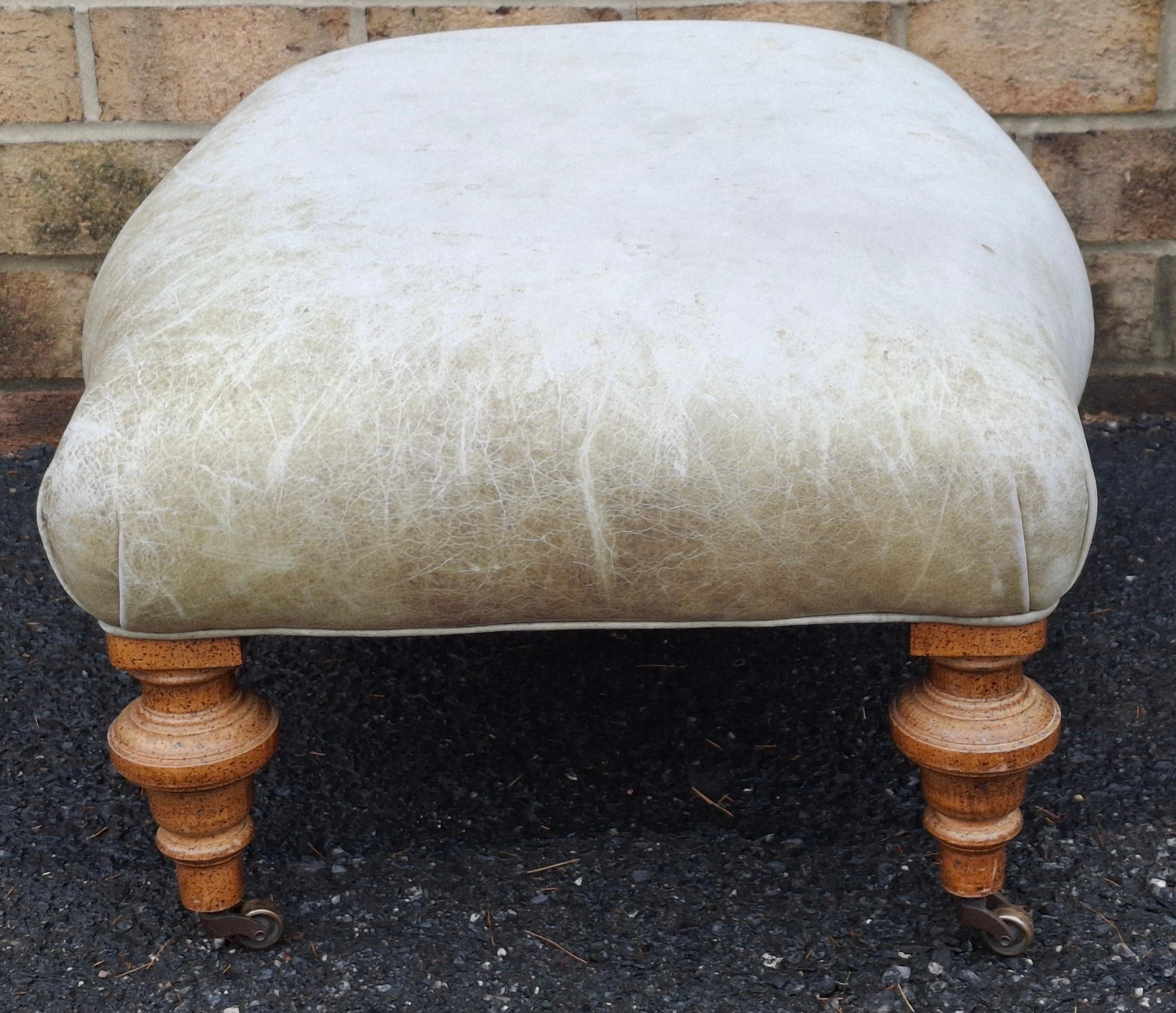 Viktorianischer Hocker aus Obstholz und Vollnarbenleder, neu gepolstert, mit Rollen (Leder) im Angebot