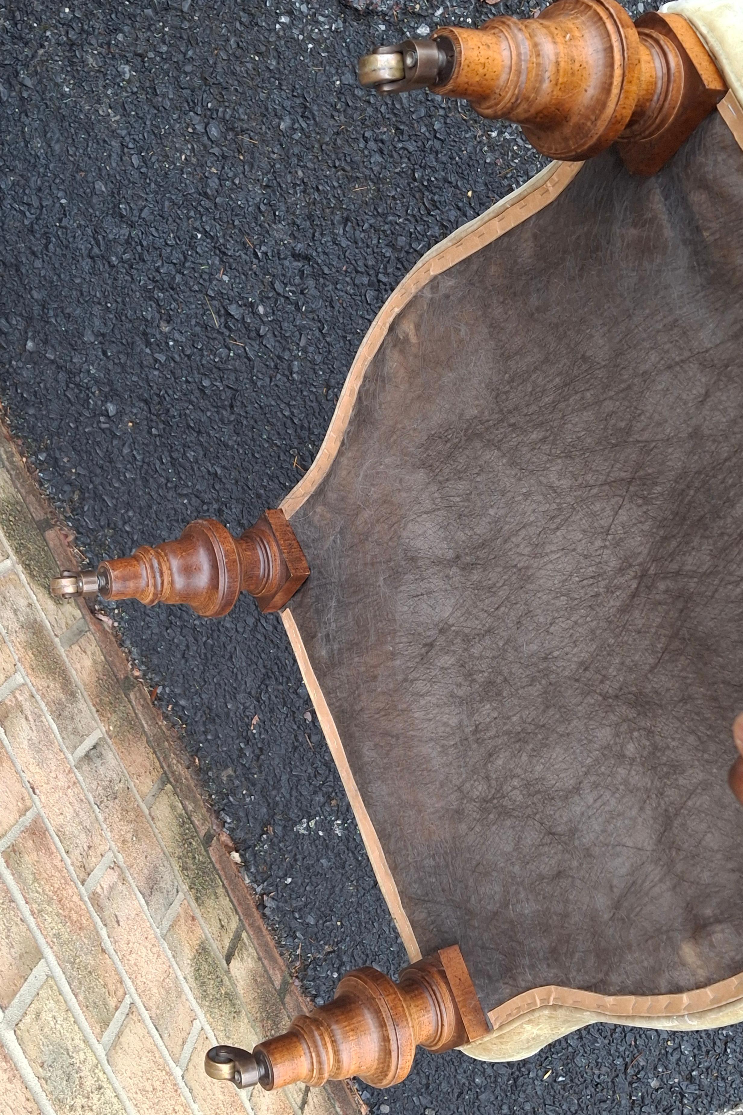 Viktorianischer Hocker aus Obstholz und Vollnarbenleder, neu gepolstert, mit Rollen im Angebot 2