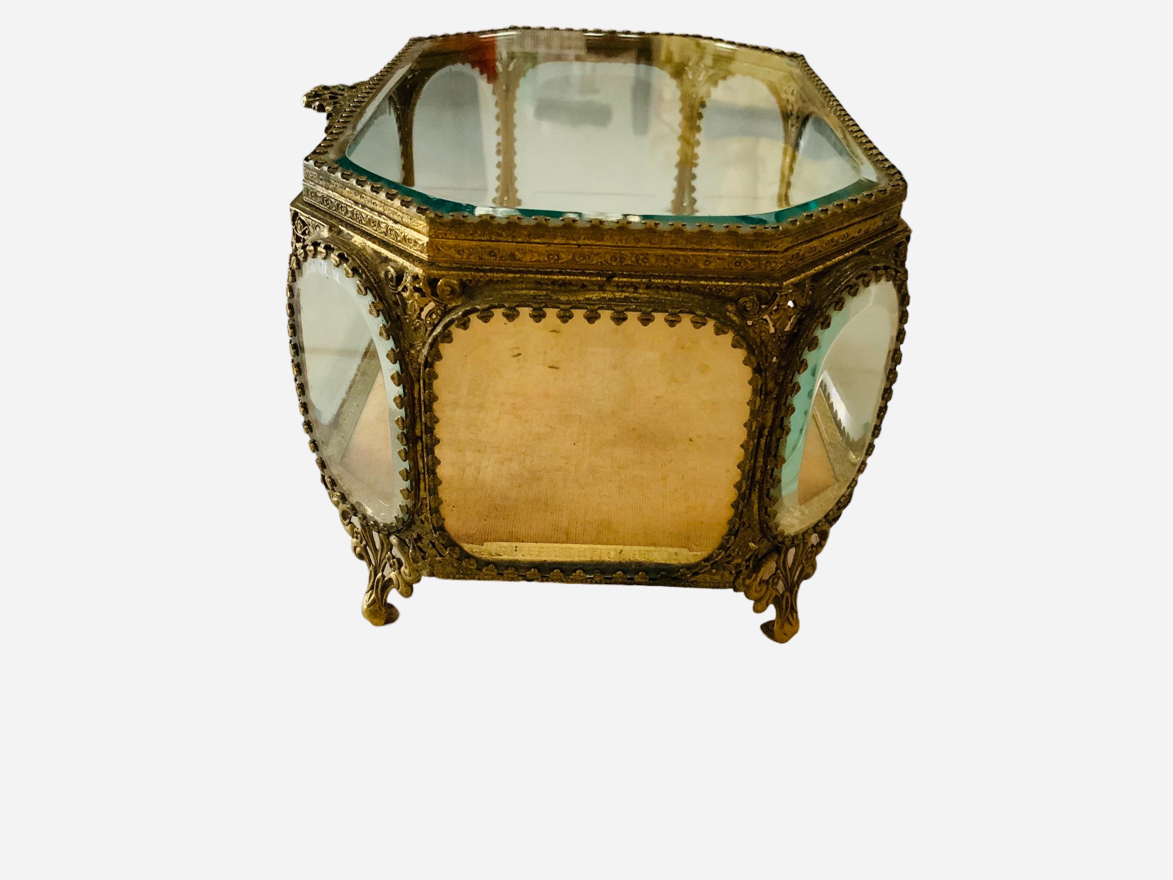 Coffret/boîte à bijoux de forme octogonale en métal doré de style victorien 3