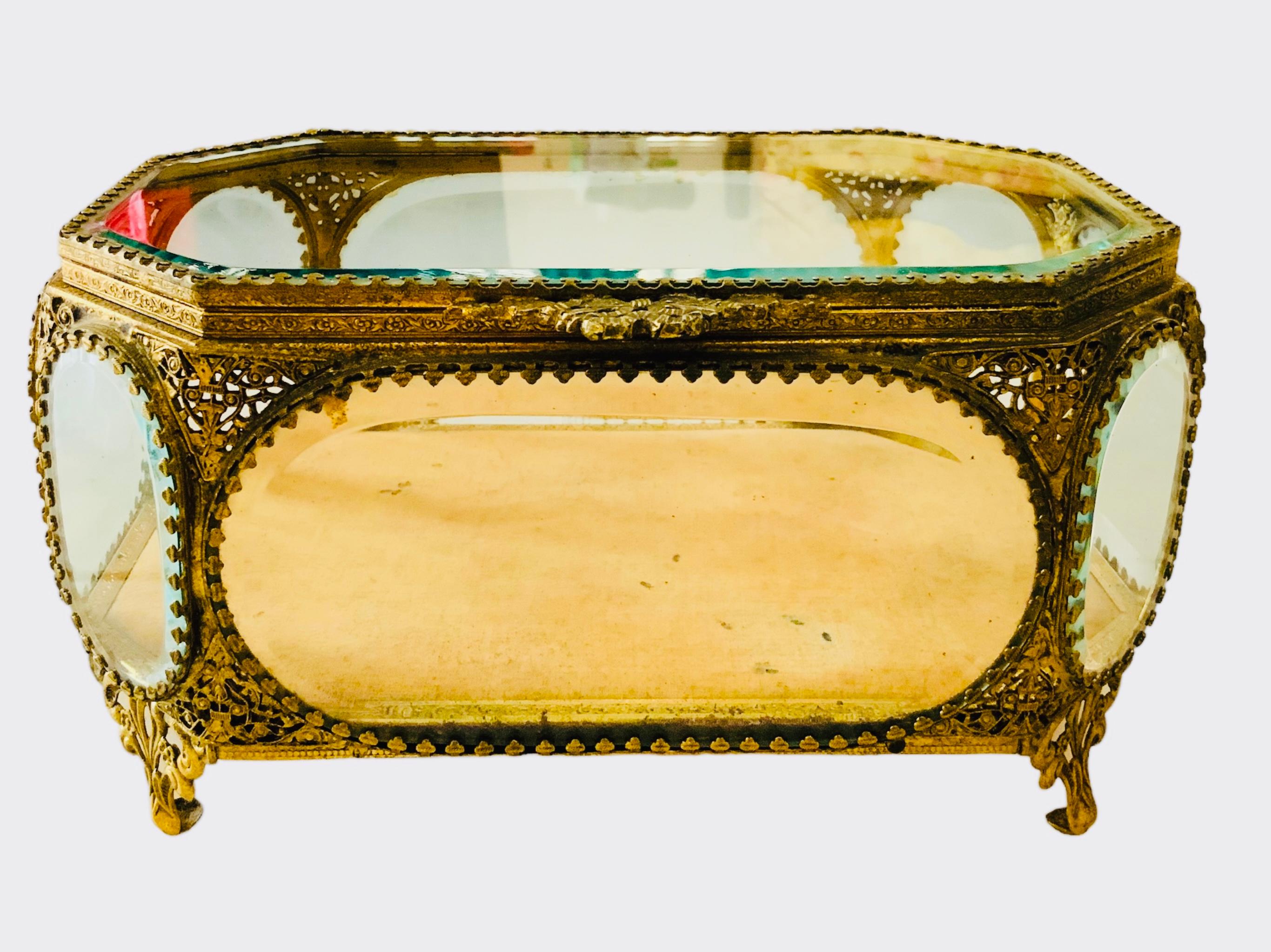 Achteckige Schatulle/Schmuckkästchen aus vergoldetem Metall im viktorianischen Stil im Angebot 9