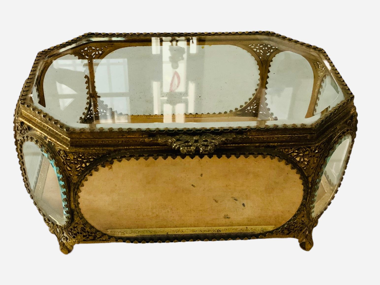 Victorien Coffret/boîte à bijoux de forme octogonale en métal doré de style victorien en vente