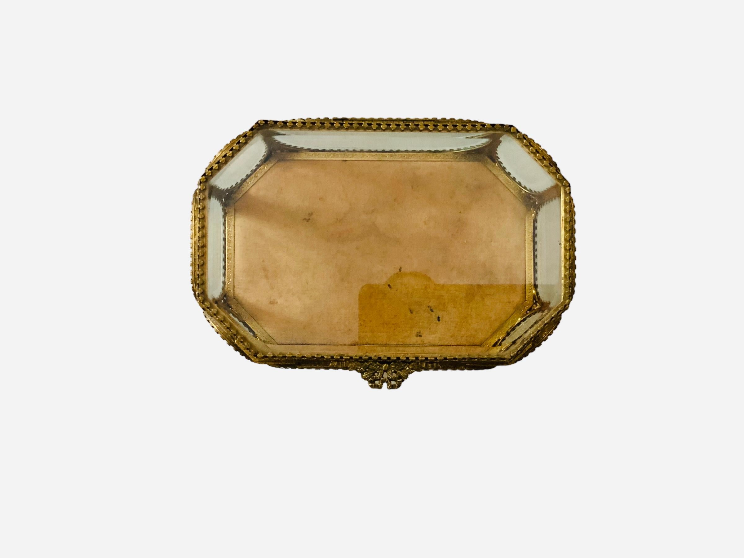 Doré Coffret/boîte à bijoux de forme octogonale en métal doré de style victorien en vente